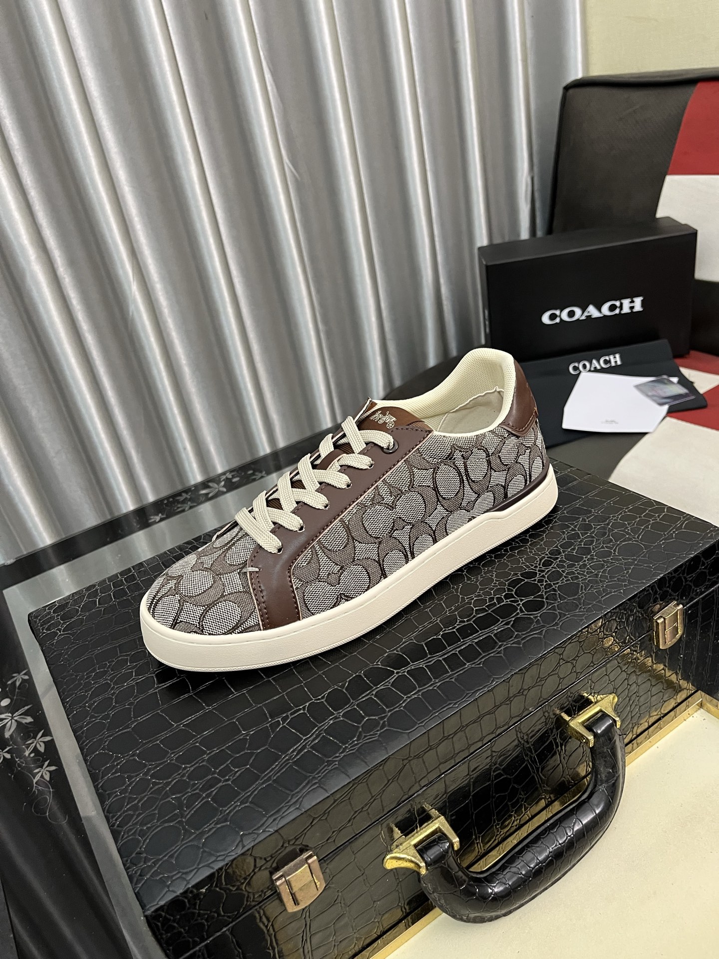 NO:931014,COACH's exclusive new men's low-top casual lace-up sneakers, casual, fashionable and versatile, can be worn in all seasons!  !  Sneakers can be said to be the most popular type of shoe every year. They are a trendy choice for today's young people. This casual men's shoe adopts a convenient lace-up design, which further improves the comfort, fit and breathability of the upper foot!  !  The upper material is imported special material for tapping teeth!  High-end atmosphere, adding visual layering, more casual and fashionable, showing a fresh and energetic side, breathable inner lining!  Comfortable on the foot, soft and breathable, original foam outsole and wear-resistant, sizes 38-446 colors available,,coach,coach19860909COACH蔻驰独家新款男士低帮休闲系带板鞋,休闲时尚百搭款,四季可穿！！板鞋可以说是每年最流行的一款鞋了,适合现在年轻人的潮流选择,这款休闲男鞋采用便捷的系带设计,更加提升上脚舒适贴合度,透气度！！鞋面材质进口叩齿专用材料！高端大气,增添视觉上的层次感,更加休闲时尚,展现出清新活力的一面,内里透气羊里 ！上脚舒适,柔软透气,大底原版发泡耐磨大底,尺码38-446色可选,,coach,coach,Men's shoes