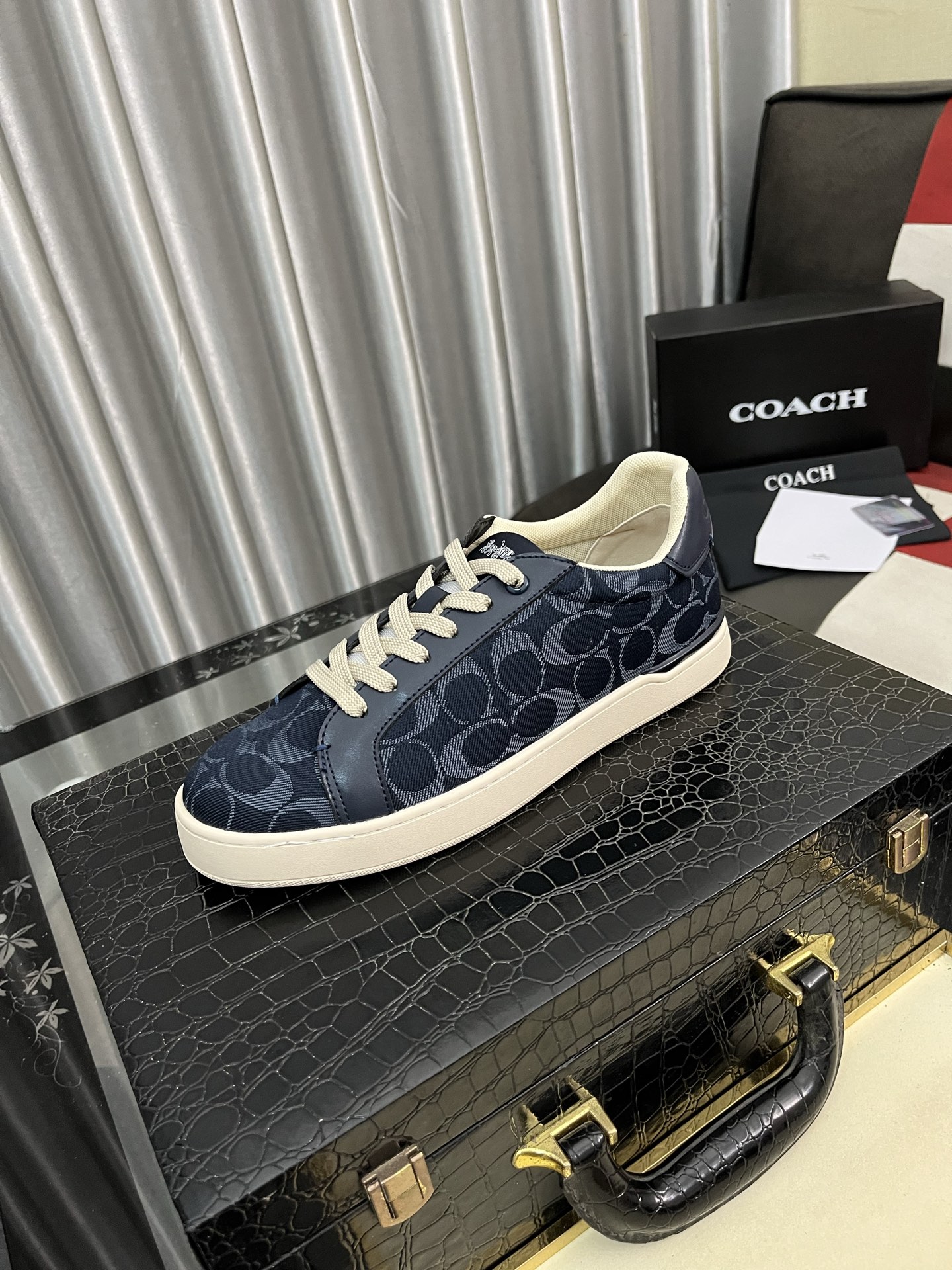NO:931036,COACH's exclusive new men's low-top casual lace-up sneakers, casual, fashionable and versatile, can be worn in all seasons!  !  Sneakers can be said to be the most popular type of shoe every year. They are a trendy choice for today's young people. This casual men's shoe adopts a convenient lace-up design, which further improves the comfort, fit and breathability of the upper foot!  !  The upper material is imported special material for tapping teeth!  High-end atmosphere, adding visual layering, more casual and fashionable, showing a fresh and energetic side, breathable inner lining!  Comfortable on the foot, soft and breathable, original foam outsole and wear-resistant, sizes 38-446 colors available,,coach,coach19860909COACH蔻驰独家新款男士低帮休闲系带板鞋,休闲时尚百搭款,四季可穿！！板鞋可以说是每年最流行的一款鞋了,适合现在年轻人的潮流选择,这款休闲男鞋采用便捷的系带设计,更加提升上脚舒适贴合度,透气度！！鞋面材质进口叩齿专用材料！高端大气,增添视觉上的层次感,更加休闲时尚,展现出清新活力的一面,内里透气羊里 ！上脚舒适,柔软透气,大底原版发泡耐磨大底,尺码38-446色可选,,coach,coach,Men's shoes
