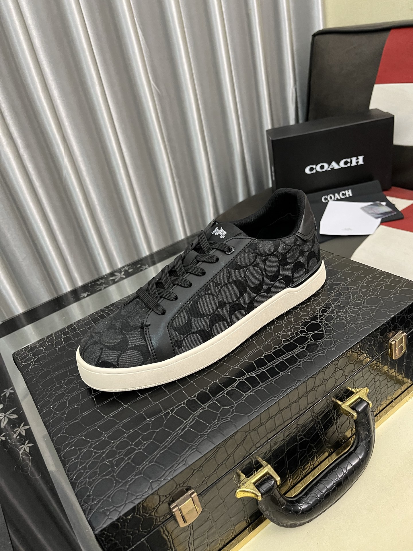 NO:355236,COACH exclusive new men's low-top casual lace-up shoes, casual and fashionable and versatile, and can be worn all seasons!  !  Panel shoes can be said to be the most popular shoe every year, suitable for young people's trendy choices. This casual men's shoes adopt a convenient lace-up design, which further improves the comfort and fit of the feet and breathability!  !  Upper material imported special material for teeth tapping!  High-end and atmospheric, adding visual layering, more casual and fashionable, showing a fresh and vibrant side, breathable inside!  Comfortable on the feet, soft and breathable, large sole original foam and wear-resistant large sole, size 38-446 colors available, coach, coach19860909COACH蔻驰独家新款男士低帮休闲系带板鞋,休闲时尚百搭款,四季可穿！！板鞋可以说是每年最流行的一款鞋了,适合现在年轻人的潮流选择,这款休闲男鞋采用便捷的系带设计,更加提升上脚舒适贴合度,透气度！！鞋面材质进口叩齿专用材料！高端大气,增添视觉上的层次感,更加休闲时尚,展现出清新活力的一面,内里透气羊里 ！上脚舒适,柔软透气,大底原版发泡耐磨大底,尺码38-446色可选,,coach,coach,Men's shoes