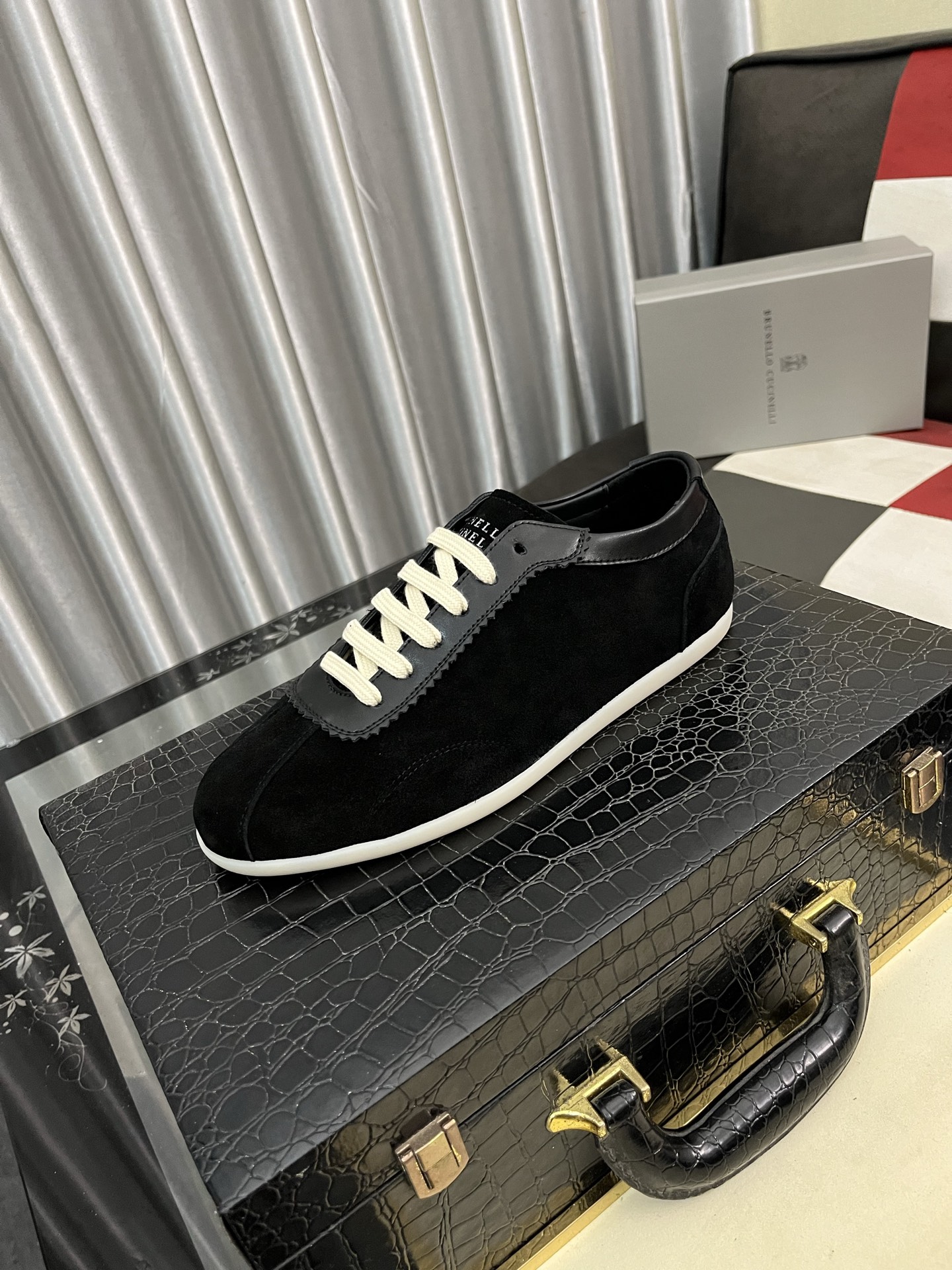 NO:355613,Brunello Cucinelli new sports shoes. This flat-soled sports shoe is made of high mercerized water-washed fur and Italian imported pressed cowhide leather, which is full of three-dimensional and skin-friendly!  Shoes color-blocking design, novel and fashionable style, a must-have item!  The inner calfskin is specially dyed for inner benzene, which does not fade, does not slip, and is breathable and sweat-absorbent and does not stuff your feet!  The brand’s special logo integrates movable footbed, and it is luxury when you see it!  Paired with ultra-light, elastic and environmentally friendly natural rubber soles, it is softer and more comfortable to wear on the feet!  The unique logo on the outsole and the unique fine lines and groove design make the luxury instantly burst out!  Number of codes 39-446 colors available, brunello cucinelli,sneakers,cowhide19860909Brunello Cucinelli 新款运动男鞋 此款平底运动鞋面料采用意大利进口高丝光水洗翻毛皮和意大利进口压摔牛皮,立体感和亲肤感十足！鞋子拼色设计 款式新颖时尚,必备单品！内里苯染专用小牛皮内里,不掉色,不打滑,透气吸汗不闷脚！品牌专用logo一体活动脚床,看见即是奢华！搭配超轻、高弹、环保的天然橡胶鞋底,穿在脚上更加柔软舒适！外底上的个性logo和独特的细纹凹槽设计,奢华度瞬间爆棚！ 码数39-446色可选,,brunello cucinelli,sneakers,cowhide,Men's shoes