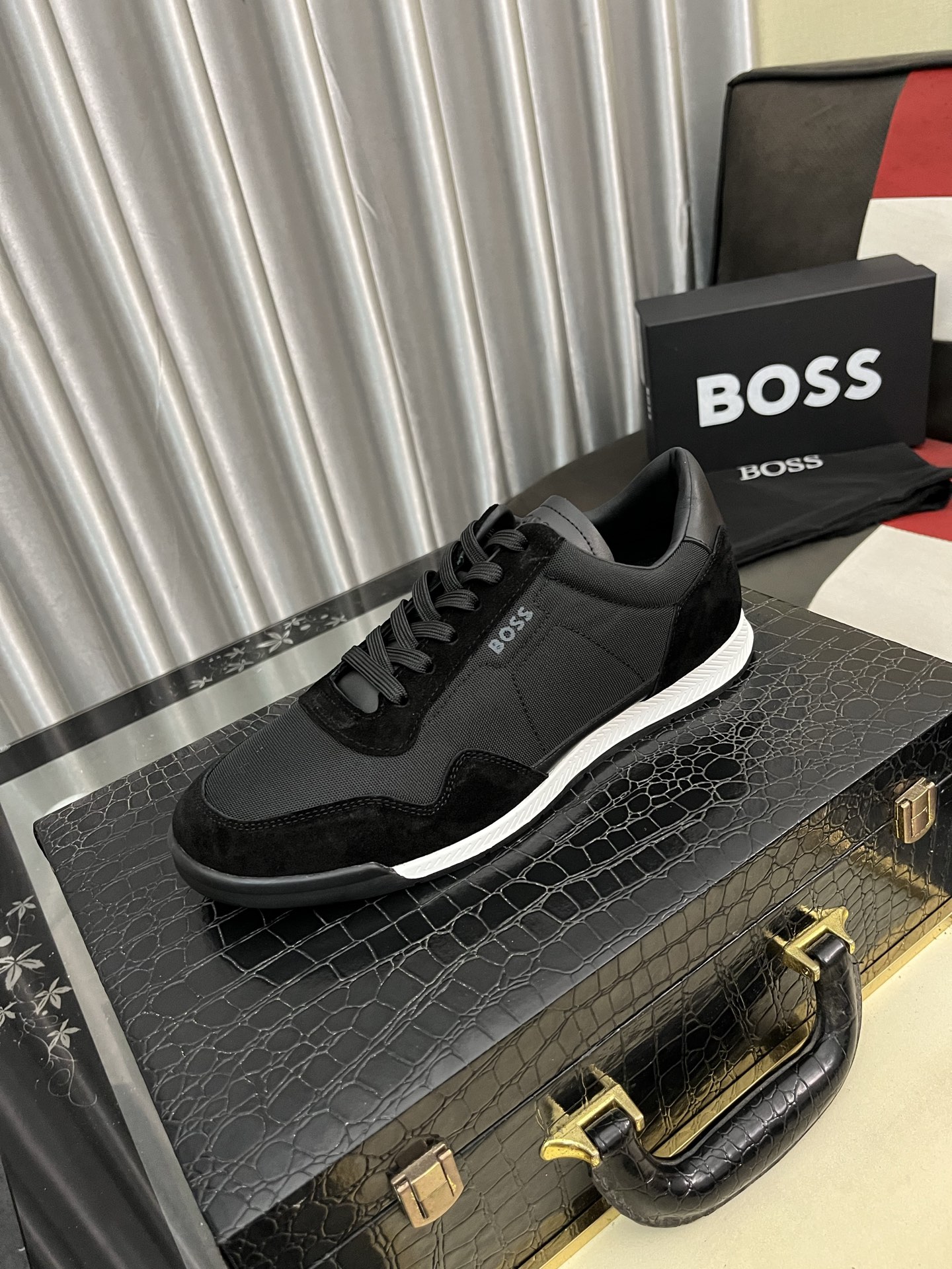 NO:356542,【BOOS】The original single-quality upper of men's casual shoes is imported calfskin, which is super breathable and comfortable, fine workmanship, high-end and atmospheric. It has a fashionable and classic shape. It has a foam transparent and wear-resistant sole, which is comfortable to wear, and deserves to have it. The number of sizes 38-443 colors available, cowhide19860909【BOOS】男鞋休闲鞋原单品质鞋面采用进口小牛皮,超透气舒适内里做工精细,高端大气.有时尚典范造型.发泡透明耐磨大底,穿着舒适,值得拥有.码数38–443色可选,,cowhide,Men's shoes
