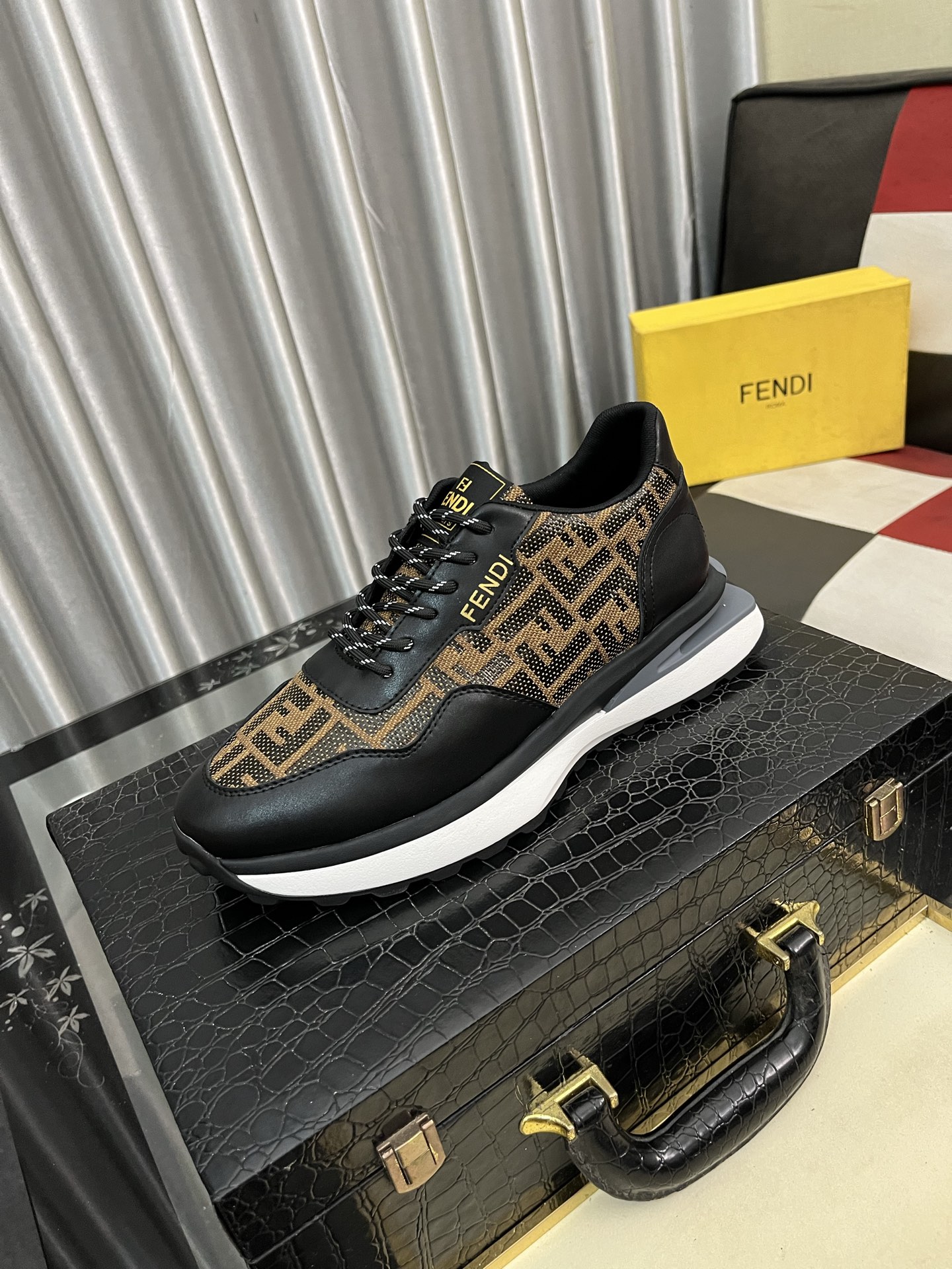 NO:356258,【FENDI】Fendi classic and comfortable men, this complex sneaker is made of soft calfskin genuine leather inner original ultralight rubber rough-grained sole. This unique and light style is suitable for the casual and exquisite sensibility of this season. It is comfortable and natural to wear. It is casual and traveling everyday in autumn and winter!  38443 colors available, fendi, fendi, sneakers, cowhide19860909【FENDI】芬迪经典舒适男士,这款复杂的运动鞋是由柔软的小牛皮真皮内里原版超轻橡胶材质粗纹大底 这种独特的轻薄风格适合这个季节的随意而精致的感性,上脚舒适自然 秋冬休闲出行日常款！38443色可选,,fendi,fendi,sneakers,cowhide,Men's shoes