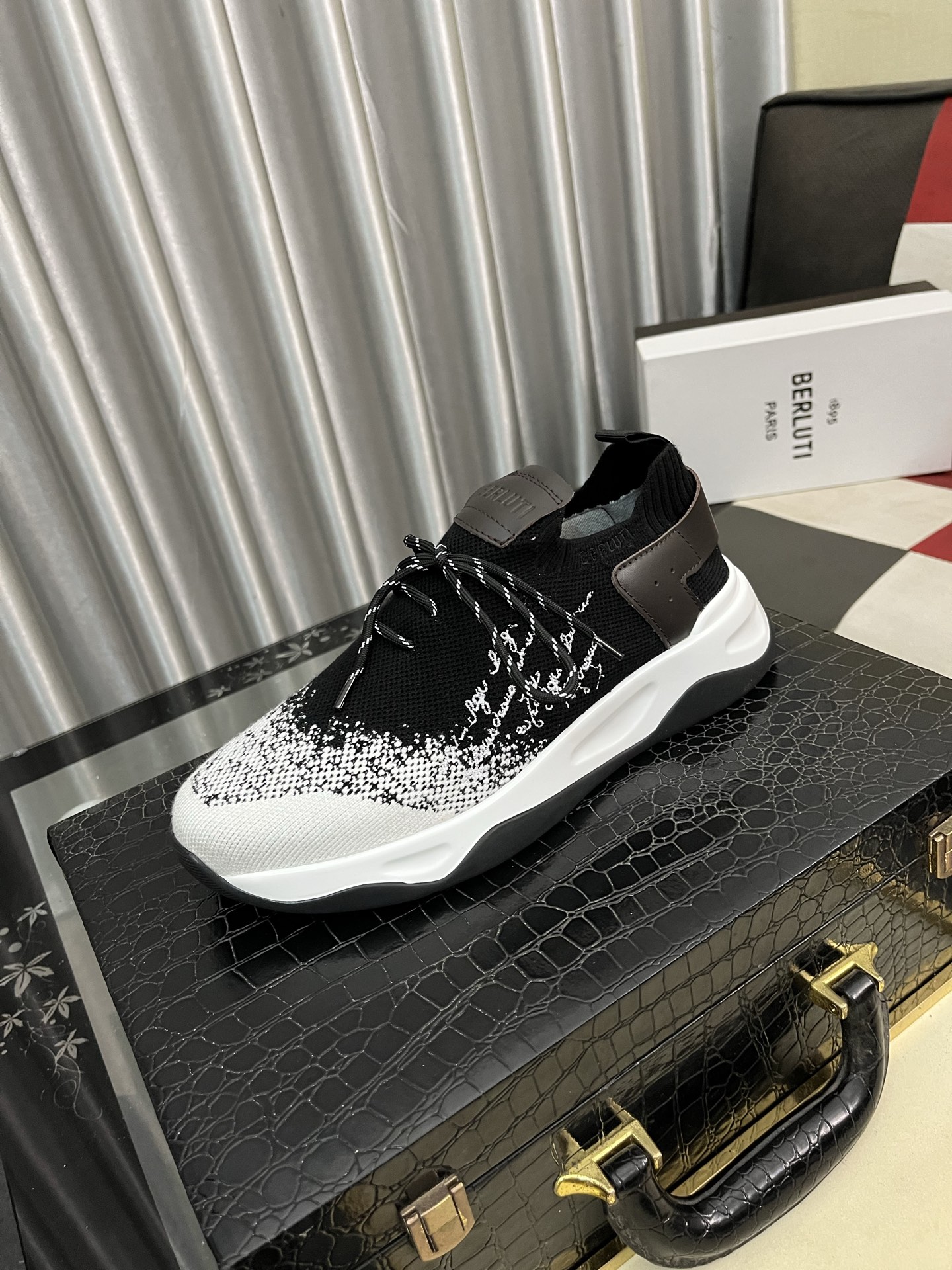 NO:350499,Berlut* Berluti French top men's shoes, Berluti's brand's debut broke the convention and launched a new Edge last. This model is added with exquisite and fashionable hands on the fly-woven cowhide, water-dyed cowhide inner lining, and original color-blocking lightweight wear-resistant rubber sole; this bold improvement of the iconic last is of great significance to its unique shape and creative work. On Alessandro shoes, this angular outline is Kris' bold and professional new Cloudy dyeing makes it look more perspective and classic and fashionable!  Size38-46,,cowhide19860909Berlut*布鲁提法国顶级男鞋,Berluti品牌的首秀中打破常规,推出全新的Edge鞋楦.这款更是在飞织配牛皮上加入手精致时髦,水染牛皮内里,原版拼色轻便耐磨橡胶底；标志性鞋楦的这种大胆改良,对于其独特形状和边宽创意工作意义重大. 在Alessandro鞋履上,这种棱角分明的轮廓经Kris大胆专业的全新Cloudy 染色显得更有透视感,经典时尚！Size38-46,,cowhide,Men's shoes