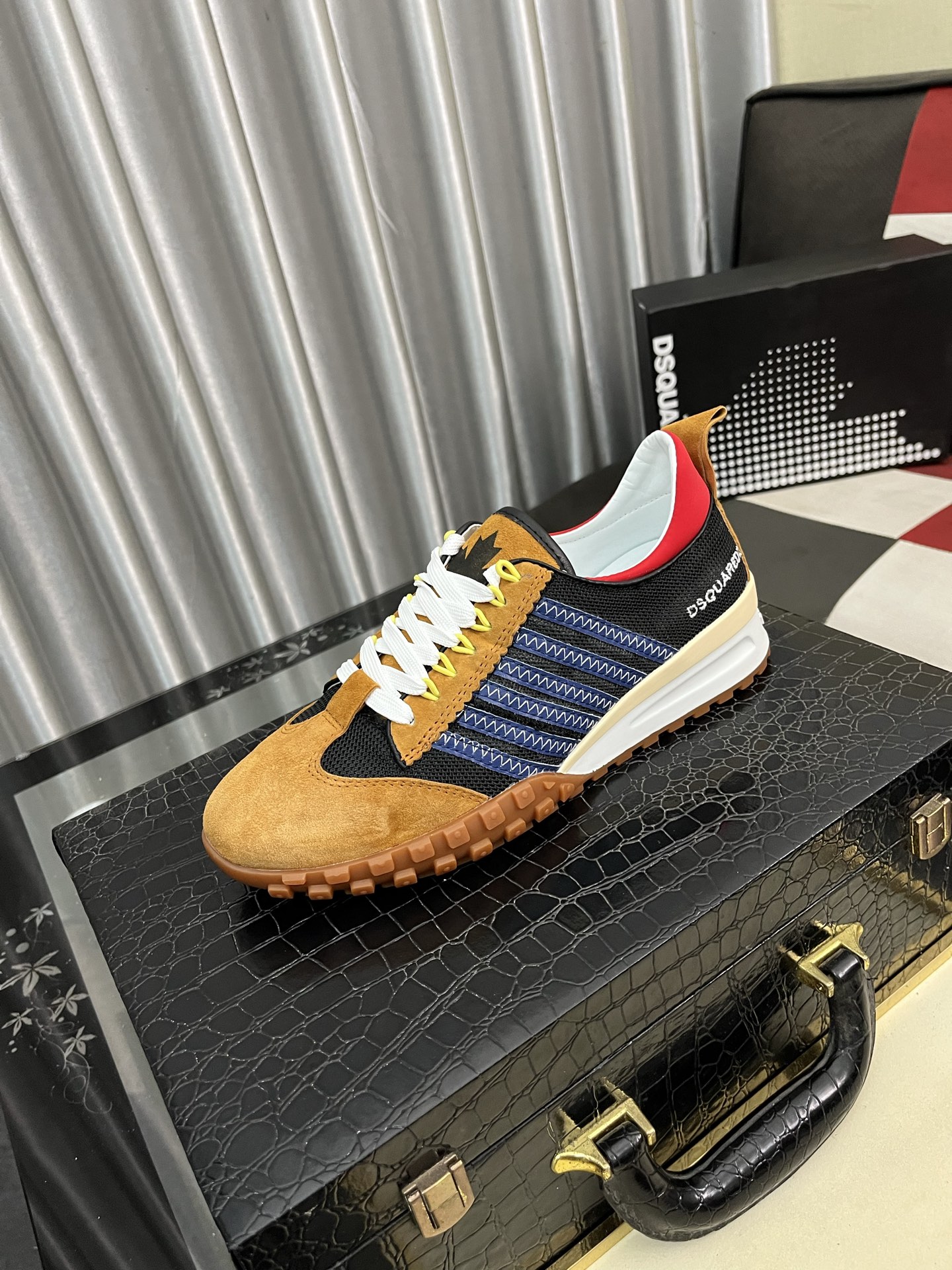 NO:356273,【D2～】Men's casual shoes 2025z cabinets are available simultaneously. Size: 38-44# 1 color upper is made of multi-material spliced ​​leather inner lining, comfortable and breathable, original sole is comfortable and wear-resistant, real-life shooting is even better 0,19860909【D2～】男士休闲鞋 2025z柜同步发售 码数:38-44# 1个颜色鞋面选用多材质拼接真皮内里,舒适透气,鞋底原版舒适耐磨大底,实物拍摄实物更赞0,,Men's shoes