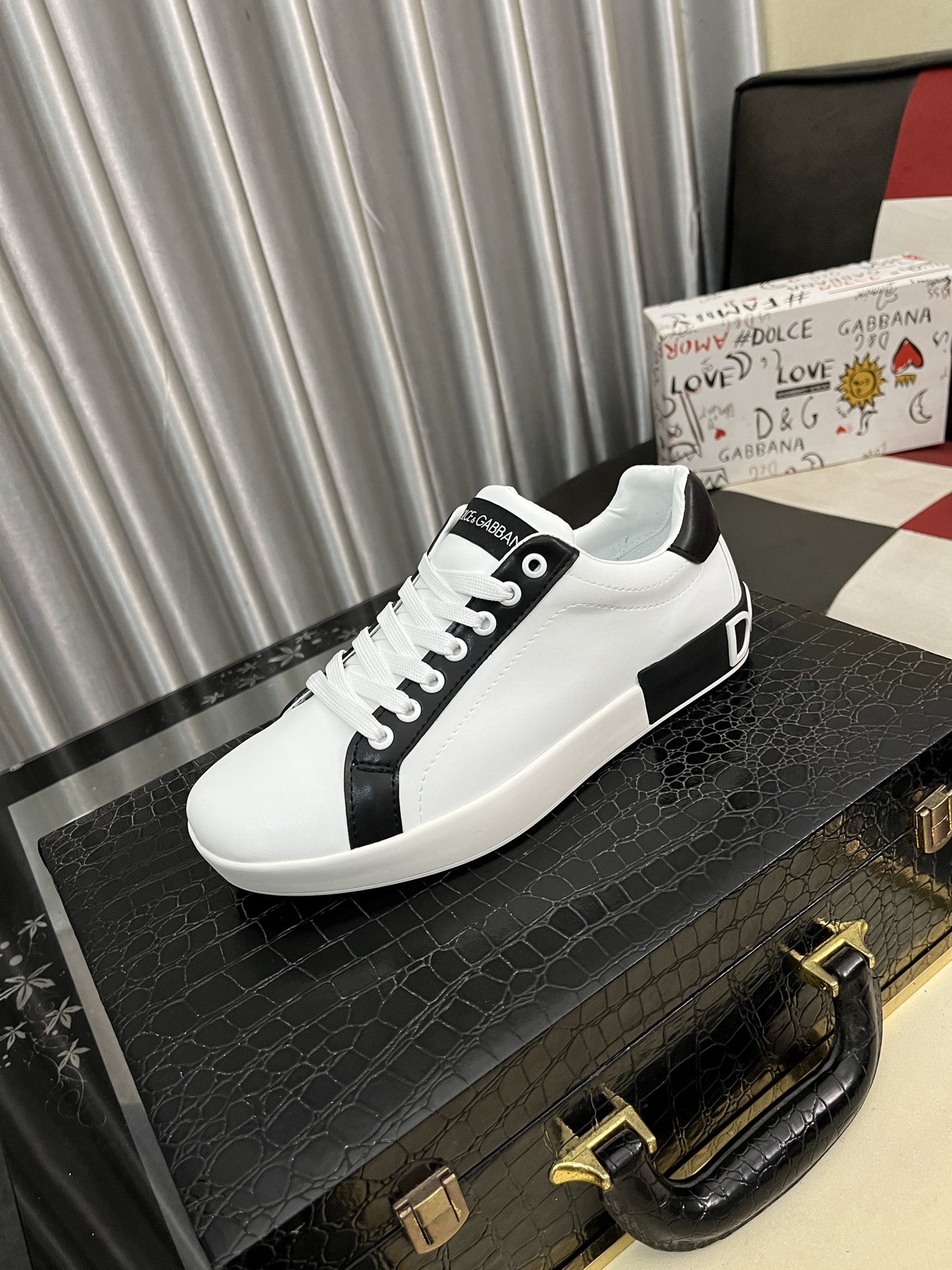 NO:356288,DG's latest popular casual shoes, with the tongue with brand iconic details, and the combination of silk cowhide and cow velvet enhances the style. It is fashionable and versatile, which can add luster to various shapes. It creates a unique dynamic and modern exquisite design, showing modern and elegant style. Size35-45,,cowhide19860909DG最新爆款休闲鞋,鞋舌带有品牌标志性细节,丝绸牛皮与牛反绒相结合提升格调.时尚百搭,可为各式造型增光添彩.塑造独具动感活力与摩登气息的精致设计,尽显现代优雅格调. Size35-45,,cowhide,Men's shoes