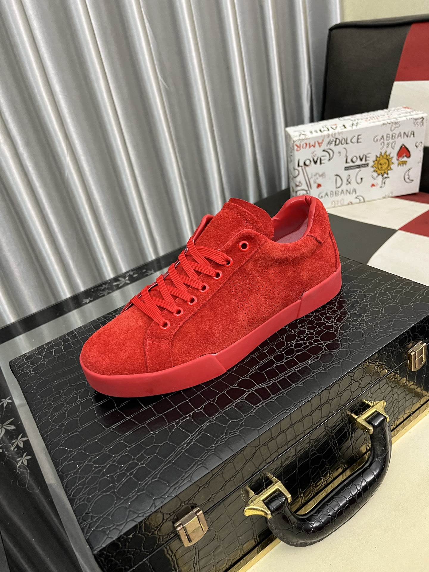 NO:350518,DG's latest popular casual shoes, with the tongue with the brand's signature details, and the combination of silk cowhide and cow velvet enhances the style. It is fashionable and versatile, which can add luster to various shapes. It creates a unique dynamic and modern exquisite design, showing modern and elegant style. Size38-45,,cowhide19860909DG最新爆款休闲鞋,鞋舌带有品牌标志性细节,丝绸牛皮与牛反绒相结合提升格调.时尚百搭,可为各式造型增光添彩.塑造独具动感活力与摩登气息的精致设计,尽显现代优雅格调. Size38-45,,cowhide,Men's shoes