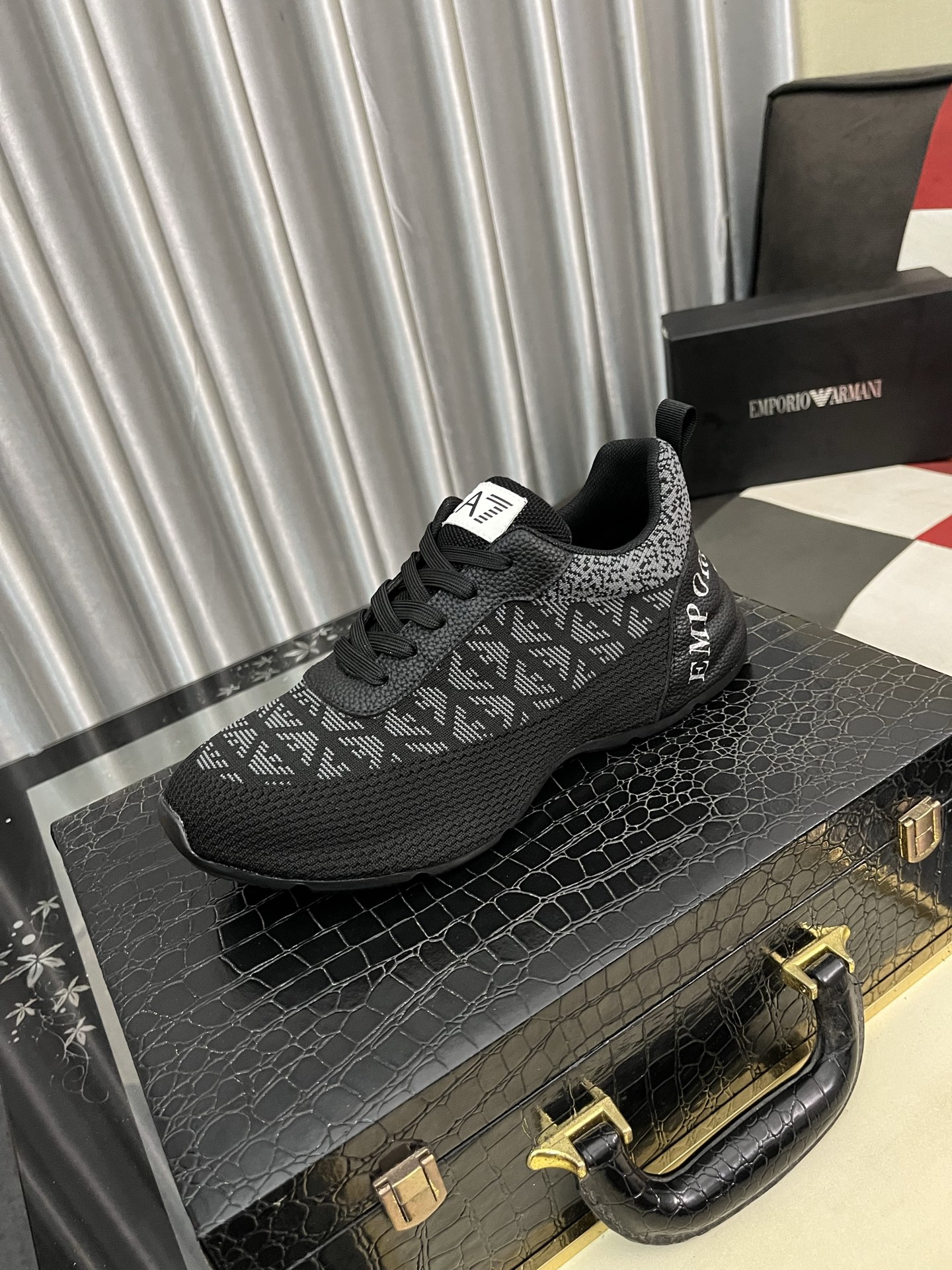 NO:510861,'Amani' top purchasing agent men's casual shoes counter is available at the same time. The original sole is specially supplied with original sole, and the exclusive movable molding sole is super comfortable. The original product is matched with the original order to make the oxen details determine the quality. We only make shoes with care and can enter and exit the counter at will. Welcome to compare. Number of sizes 38-444 colors available, Armani19860909《阿玛尼》顶级代购男士休闲鞋专柜同步发售.鞋底原厂特供原版底,独家活动成型底超级舒适,原厂跟单货搭配制作牛里细节决定品质、我们只为用心做好鞋,可随意进出专柜,欢迎对比 码数38-444色可选,,armani,Men's shoes