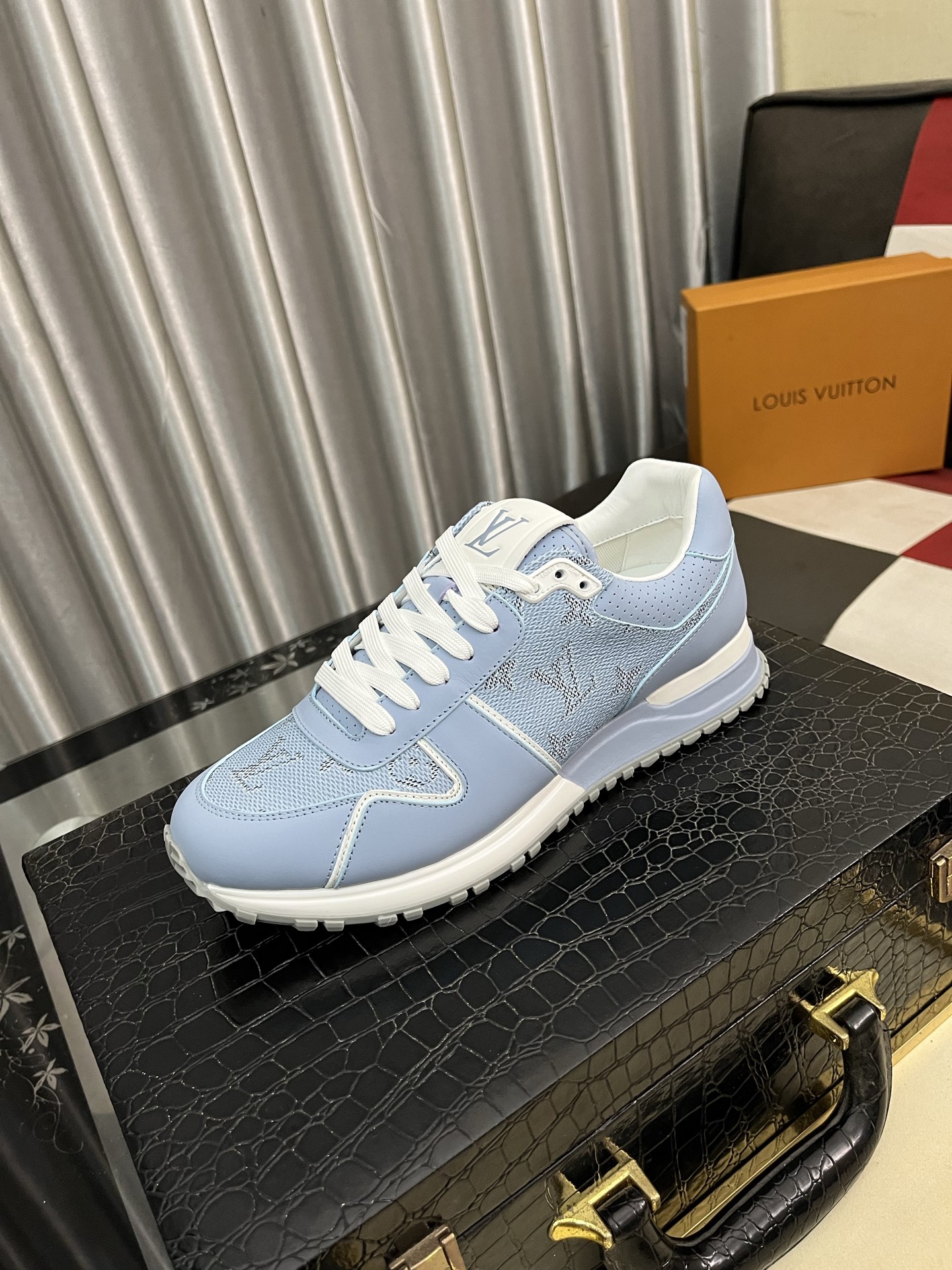 NO:356672,Top version LV TARINE Louis Vuitton Donkey Brand L Home Casual Sports Shoes Skateboard Shoes Original Purchase and Development Made Production This model LV Trainer Sports Shoes draw inspiration from retro basketball shoes, using mixed technology material upper and side handwritten Louis Vuitton logo to highlight the eye-catching style. Rubber outsole upgrades grip. Delivery counter exquisite packaging Fabric: Original custom imported top layer cowhide Inner: Original custom breathable net Outsole: Original open mold TPU combination sole Sole Thickness: 3CM Size: Men 38-46 (45.46 custom made),,louis vuitton,louis vuitton,louis vuitton,louis vuitton,sneakers,cowhide19860909爆款 顶级版本 LV TARINE路易威登 驴牌 L家 休闲 运动鞋 滑板鞋 原版购入开发 做货 本款 LV Trainer 运动鞋向复古篮球鞋汲取灵感,以混合科技材质鞋面和侧面手写体路易威登标识彰显瞩目风范.橡胶外底升级抓地力 配送专柜精美包装 面料: 原版定制进口头层牛皮 内里: 原版定制透气网里 大底: 原版开模TPU组合大底 底厚: 3CM Size: 男38-46（45.46定做）,,louis vuitton,louis vuitton,louis vuitton,louis vuitton,sneakers,cowhide,Men's shoes