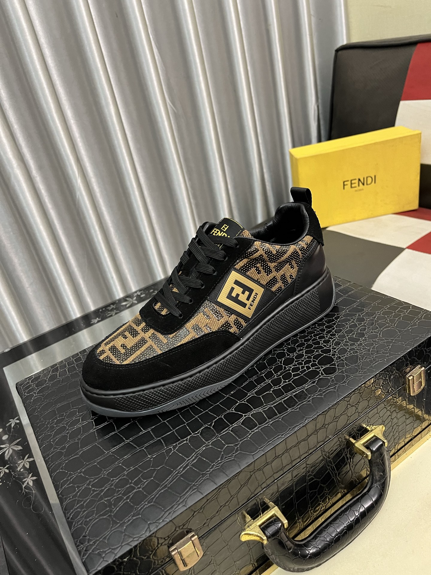 NO:344662,【FENDI】Fendi - High-end quality Original single casual sneakers - Upper Napa calfskin splicing breathable mesh Injection molded brand logo plastic module - Neil brand canvas - Outsole ultra-light TPR foaming·rubber; molded outsole - Ultra-high quality control·fine workmanship highlighted (high-end·noisse·grade) -Size 38-44,,fendi,fendi,sneakers,cowhide19860909【 FENDI】芬迪 -高端品质 原单休闲运动鞋 -鞋面纳帕小牛皮拼接透气网面 注塑品牌logo塑胶模块 -内里品牌帆布 -大底超轻TPR发泡·橡胶；成型大底 -超高品控·做工精细凸显(高端·贵气·档次) -Size 38-44,,fendi,fendi,sneakers,cowhide,Men's shoes
