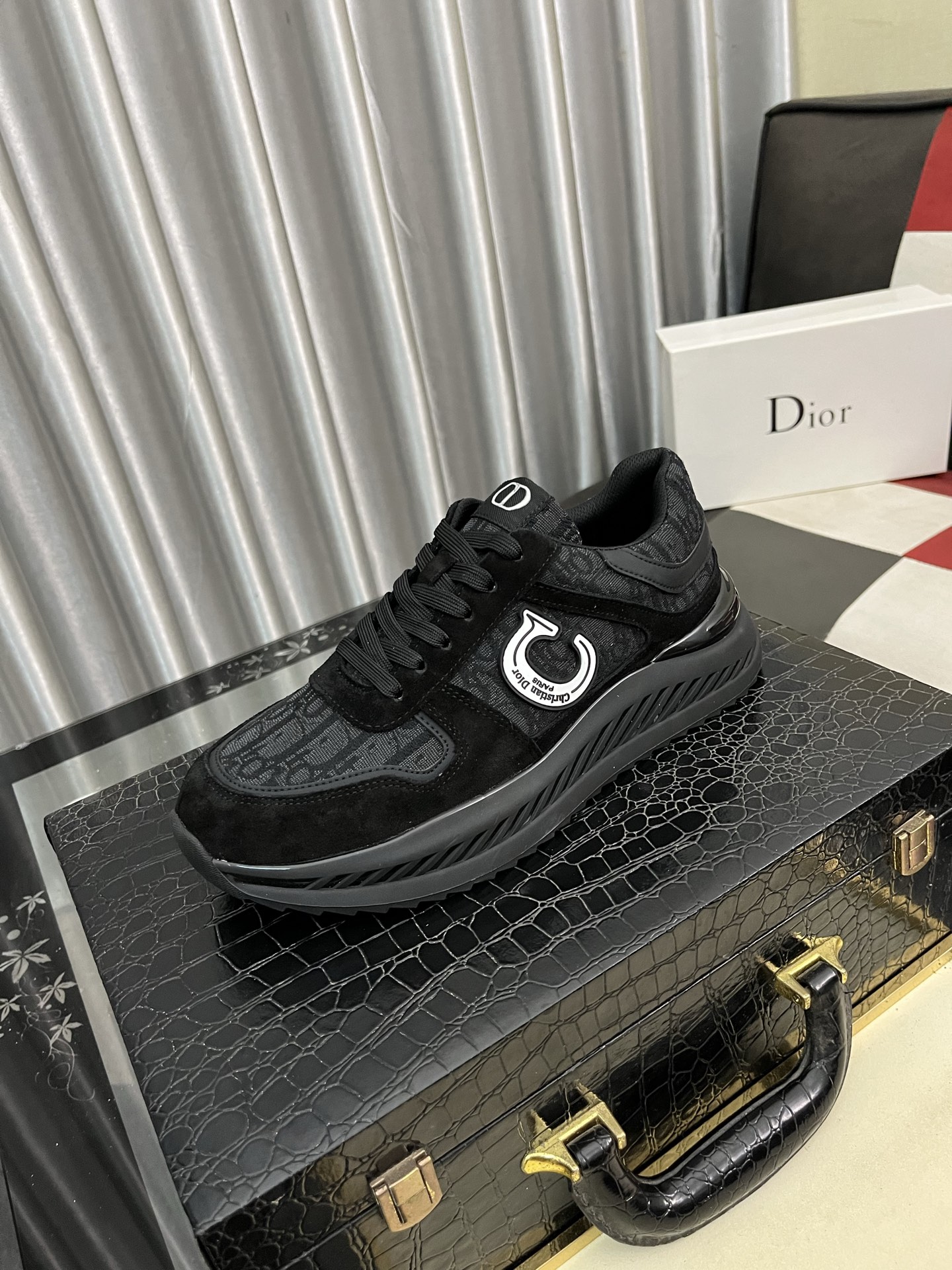 NO:344681,Christian Dior [Dior] The casual and sporty style combines the elements of daddy's sole shoes, successfully breaking through the dad's style that has been rampant in recent years, becoming a beautiful landscape among luxury goods. The fabric is high mercerite and breathable net. The nets on both sides of the shoe are craftsmanship and three-layer composite. The bottom craftsmanship is made of a package molding fabric imported high mercerite cowhide splicing and original customized D-font net code number 38-447 color selection, dior, dior, cowhide19860909Christian Dior【迪奥】休闲与运动的风格再融合老爹包底鞋的元素,成功的冲破了近些年来烂大街的老爹鞋风格,成为了奢侈品中一道亮丽的风景线,面料为高丝光搭配透气网,鞋邦两侧的网为工艺加三层复合,底部工艺采用套包成型面料进口高丝光牛皮拼接搭配原版订制D字网码数38-447色选,,dior,dior,cowhide,Men's shoes