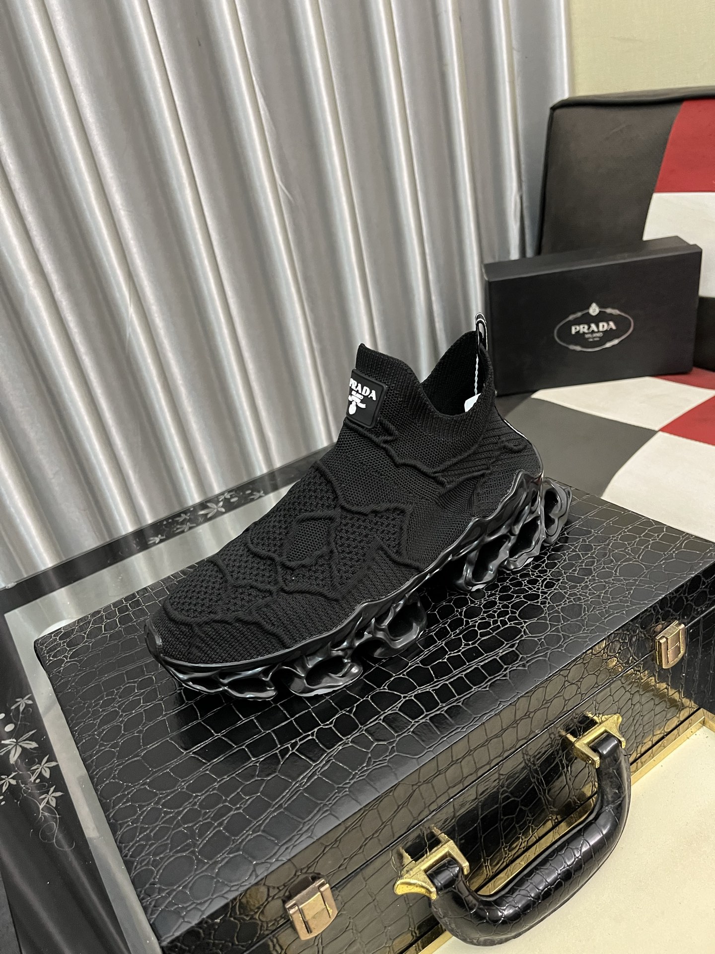 NO:344744,Prada original single quality. ~ Unique modern style sneakers. Casual shoes must-have for men. Italian imported original brand, imported original leather, Yangli (refuse to remove and polish the feet) sole original factory special supply original sole, French lazy style design, foot fitting on the original quality, size 38-443 colors available, prada, sneakers19860909普拉达 原单品质.～ 独特现代风运动鞋.休闲鞋潮男必备款 意大利进口原版品牌,进口原版皮,羊里（拒绝脱色磨脚）鞋底原厂特供原版底,法国懒人风格设计 贴脚 在贴原单品质 码数38-443色可选,,prada,sneakers,Men's shoes