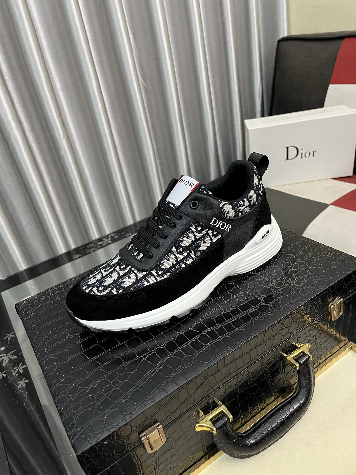 NO:344849,【Dior】2025 Dior original lace-up low-top men's shoes. Classic casual shoes. This model is the official classic style, quality, made by famous original masters. It uses high-quality cowhide with original materials, comfortable and breathable mesh inner pig leather insole, perfect last, generous and fashionable design, attracting the pursuit of many consumers. What you want is the best quality in the market, size 38--443 colors available, dior, dior, cowhide19860909【Dior】2025迪奥原版系带低帮男鞋 经典款休闲鞋本款是官方主打经典款,质量,原厂名师制作,采用优质牛皮配原版材料舒适透气网布內里猪皮鞋垫,完美楦型,大方时尚的设计,吸引了众多消费者的追捧,要的就是市场最品质, 码数38--443色可选,,dior,dior,cowhide,Men's shoes