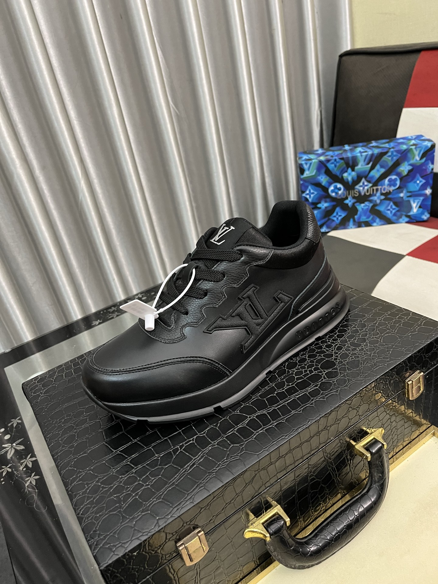 NO:344876,LV new men's high-end casual sneakers, using imported top-layer cowhide silk-print brand lougou, original ultra-light tpu outsole, wear-resistant and comfortable, Monogram lougou embellished with rubber outsole, breathable mesh inner lining, versatile and classic style!  Size38-442 colors available, louis vuitton,sneakers,cowhide19860909LV新品男士高端休闲运动鞋,选用进口头层牛皮丝印品牌lougou,原版超轻tpu大底,耐磨舒适,Monogram lougou点缀橡胶外底,透气网布内里,百搭经典款式！ Size38-442色可选,,louis vuitton,sneakers,cowhide,Men's shoes