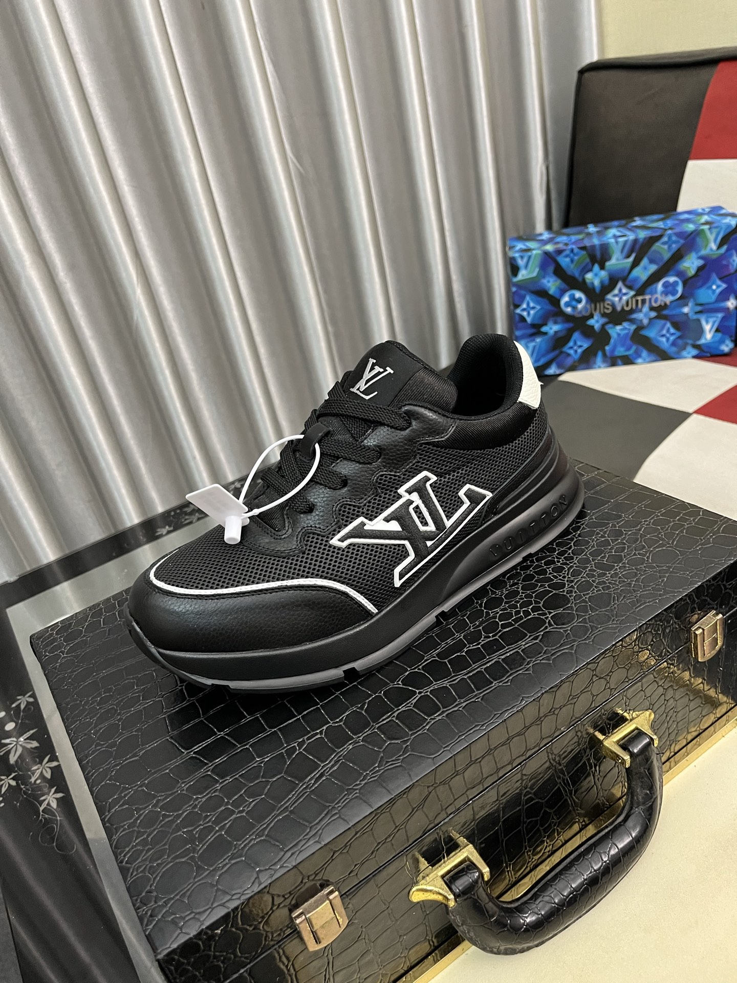 NO:344886,LV new men's high-end casual sneakers, using imported top-layer cowhide silk-print brand lougou, original ultra-light tpu outsole, wear-resistant and comfortable, Monogram lougou embellished with rubber outsole, breathable mesh inner lining, versatile and classic style!  Size38-443 colors available, louis vuitton, sneakers, cowhide19860909LV新品男士高端休闲运动鞋,选用进口头层牛皮丝印品牌lougou,原版超轻tpu大底,耐磨舒适,Monogram lougou点缀橡胶外底,透气网布内里,百搭经典款式！ Size38-443色可选,,louis vuitton,sneakers,cowhide,Men's shoes