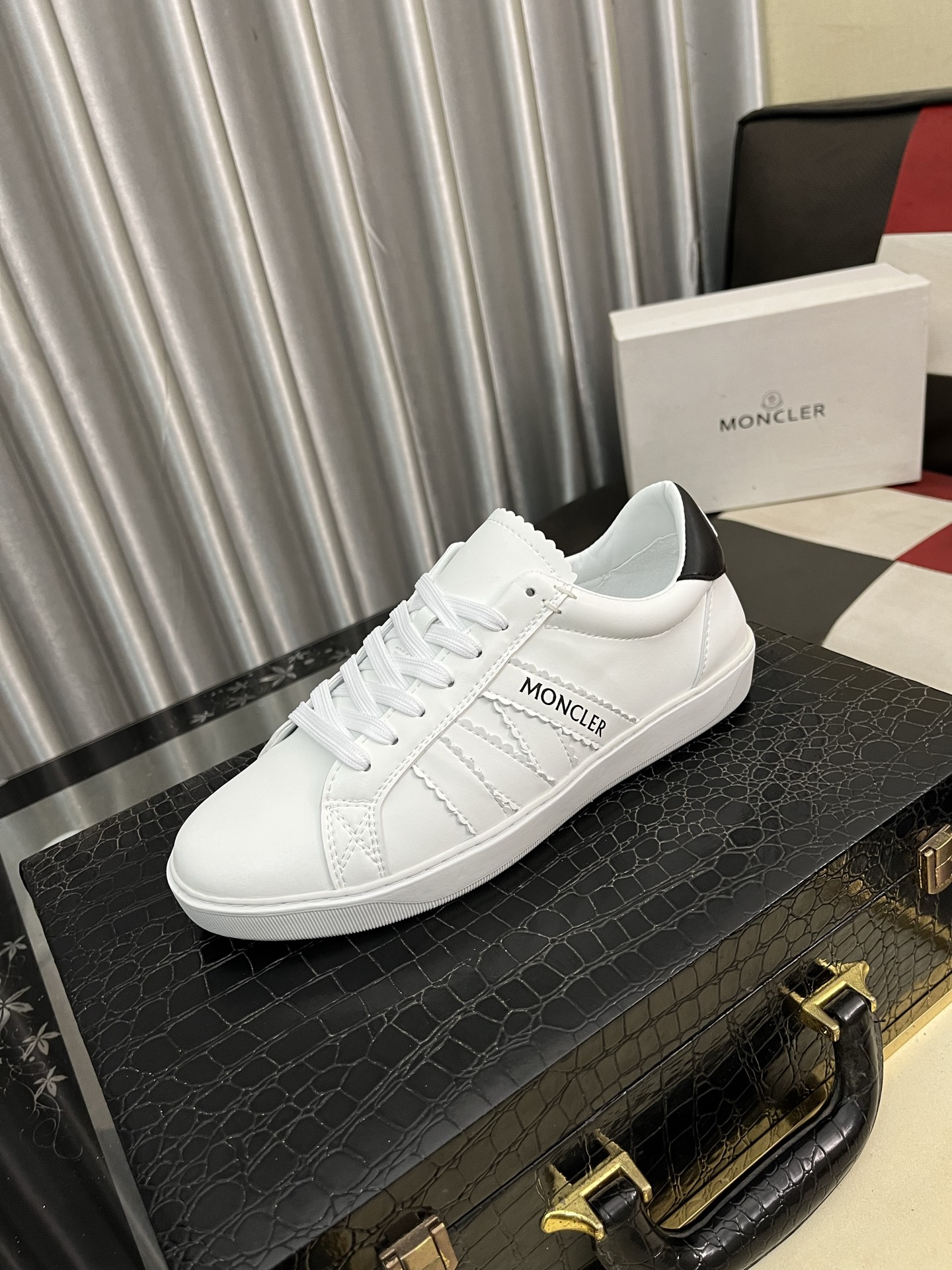 NO:344897,Moncler/monkey men's casual sneakers have comfortable performance, made of integrated molded imported technology fabrics, combining innovation, functionality and graphic details, interpreting fashion and fashion. The combination of high elastic rubber foam for the outsole has high elasticity and high wear resistance, improving comfort!  Size38-46, Moncler,sneakers19860909Moncler/蒙口男士休闲运动鞋,具有舒适性能,采用一体成型进口科技面料制成,兼备创新、功能性与图形细节于一体,诠释潮流时尚.大底高弹橡胶发泡组合成型,具有高弹性高耐磨性,提高舒适性！ Size38-46,,Moncler,sneakers,Men's shoes