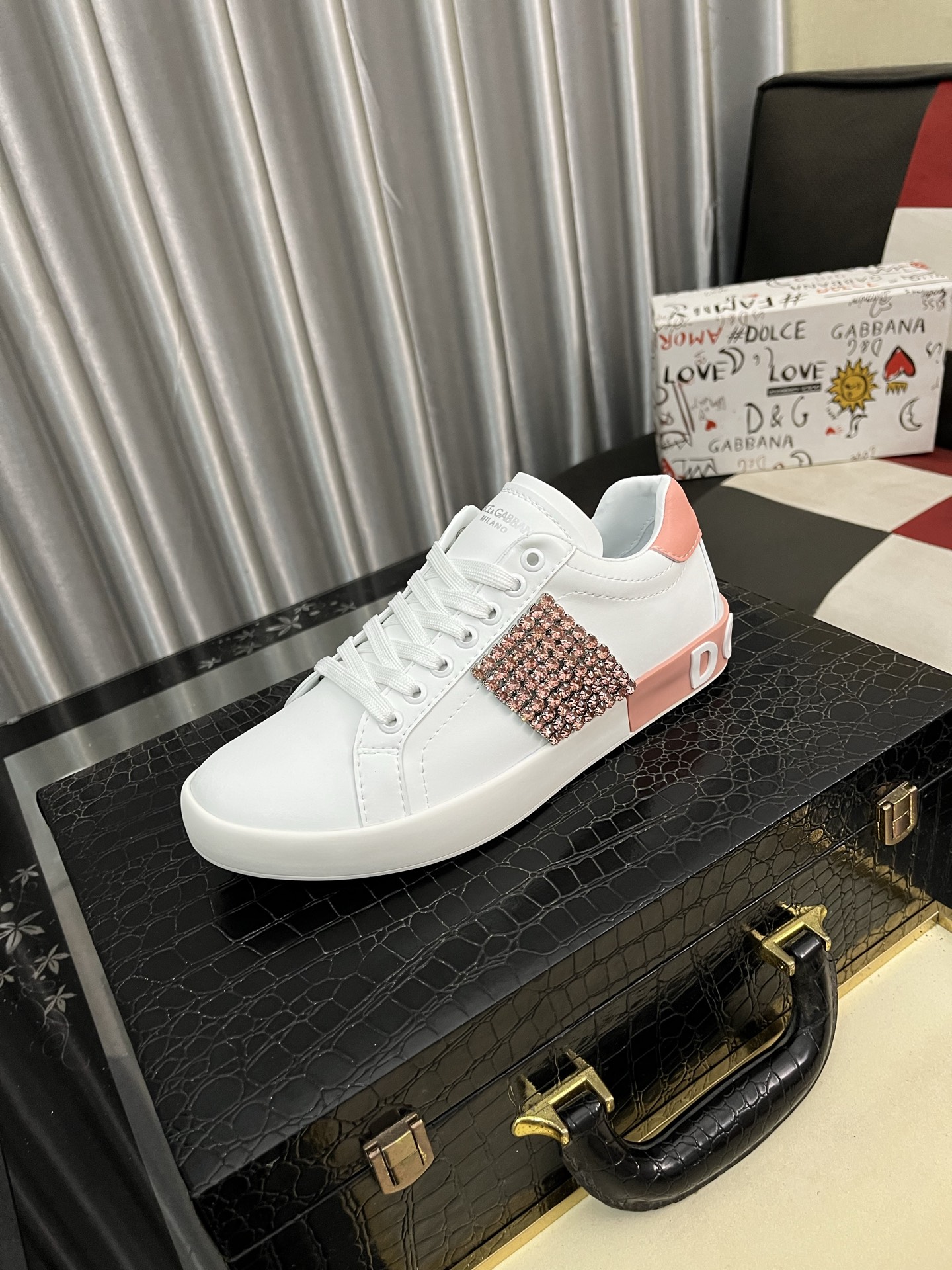 NO:350542,DG's latest popular casual shoes, with the tongue with brand iconic details, and the combination of silk cowhide and cow velvet enhances the style. It is fashionable and versatile, which can add luster to various shapes. It creates a unique dynamic and modern exquisite design, showing modern and elegant style. Size35-46,,cowhide19860909DG最新爆款休闲鞋,鞋舌带有品牌标志性细节,丝绸牛皮与牛反绒相结合提升格调.时尚百搭,可为各式造型增光添彩.塑造独具动感活力与摩登气息的精致设计,尽显现代优雅格调. Size35-46,,cowhide,Men's shoes