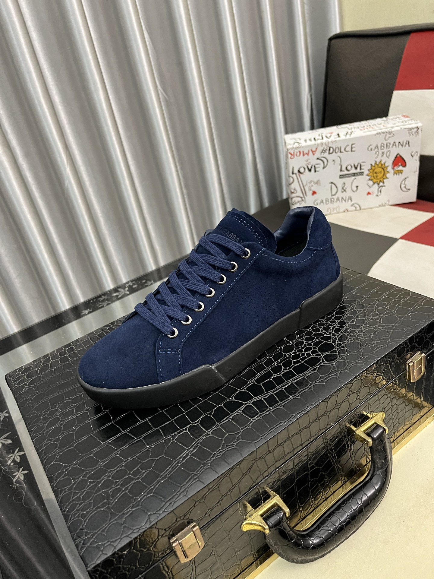 NO:344931,DG's latest popular casual shoes, with the tongue with the brand's signature details, and the combination of silk cowhide and cow velvet enhances the style. It is fashionable and versatile, which can add luster to various shapes. It creates a unique dynamic and modern exquisite design, showing modern and elegant style. Size38-46,,cowhide19860909DG最新爆款休闲鞋,鞋舌带有品牌标志性细节,丝绸牛皮与牛反绒相结合提升格调.时尚百搭,可为各式造型增光添彩.塑造独具动感活力与摩登气息的精致设计,尽显现代优雅格调. Size38-46,,cowhide,Men's shoes