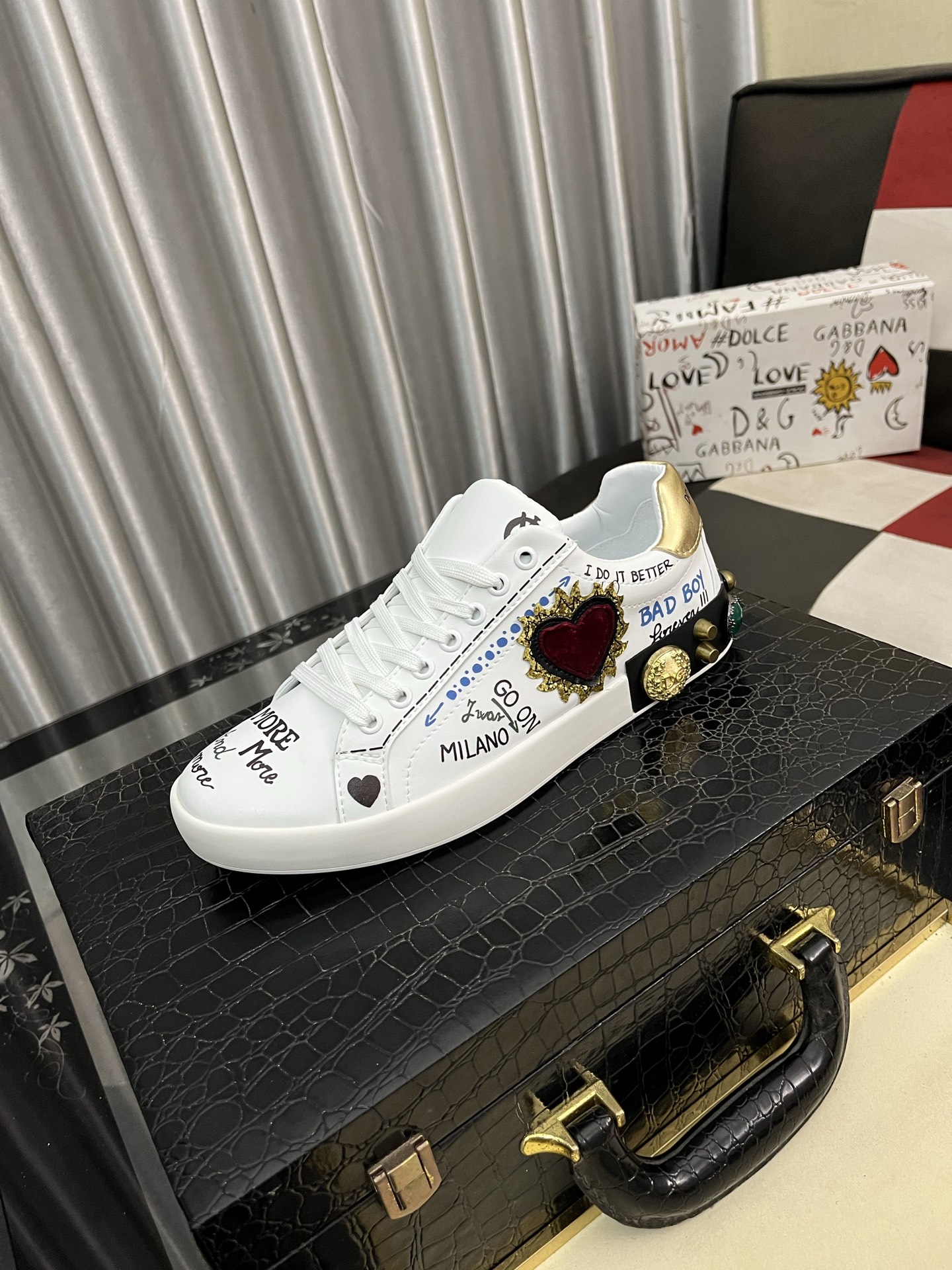 NO:344942,DG's latest popular casual shoes, with the tongue with brand iconic details, and the combination of silk cowhide and cow velvet enhances the style. It is fashionable and versatile, which can add luster to various shapes. It creates a unique dynamic and modern exquisite design, showing modern and elegant style. Size35-46,,cowhide19860909DG最新爆款休闲鞋,鞋舌带有品牌标志性细节,丝绸牛皮与牛反绒相结合提升格调.时尚百搭,可为各式造型增光添彩.塑造独具动感活力与摩登气息的精致设计,尽显现代优雅格调. Size35-46,,cowhide,Men's shoes