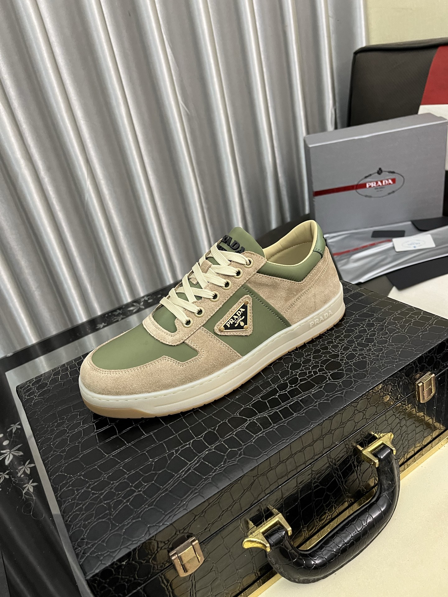 NO:664521,Prad* Prada's 2025 spring and summer new men's high-end sports shoes, these sports shoes are casual and versatile. They are made of imported cowhide, imported sheepskin lining, lightweight foam outsole, very comfortable on the foot, and use soft and simple lines to outline a sporty silhouette. The sole is light and stable, with the iconic enameled triangular metal logo, and the tongue is decorated with an embossed effect screen printing logo, highlighting its unique charm.  Size 38-445 colors available, prada, prada, sneakers, cowhide, sheepskin19860909Prad*普拉达2025春夏新品男士高端运动鞋,这款运动鞋休闲百搭,选用进口牛皮打造,进口羊皮内里,轻质发泡大底,脚感非常舒适,运用柔和简洁的线条勾勒出运动风廓形.鞋底轻盈而稳固,带有标志性的涂珐琅三角形金属徽标,鞋舌饰有压花效果丝网印花徽标,彰显别具一格的魅力. Size38-445色可选,,prada,prada,sneakers,cowhide,sheepskin,Men's shoes