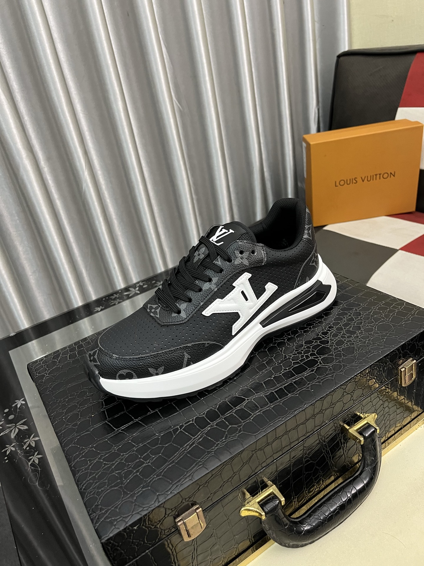 NO:346457,【LOUlS VUlTTON】 Louis Vuitton ~ Unique casual style. LV counter purchasing casual shoes for men's counters are available simultaneously, Italian imported brands select top layer Italian cowhide. Sheepskin inner lining (refuse to remove and grind feet) soles are original and specially supplied with original soles. The size number is 38-443 available, louis vuitton, louis vuitton, cowhide, sheepskin19860909【LOUlS VUlTTON】路易威登～独特现休闲风.LV专柜代购休闲鞋 男士专柜同步发售,意大利进口品牌精选头层意大利牛皮.羊皮内里（拒绝脱色磨脚）鞋底原厂特供原版底实物更赞 码数38-443色可选,,louis vuitton,louis vuitton,cowhide,sheepskin,Men's shoes