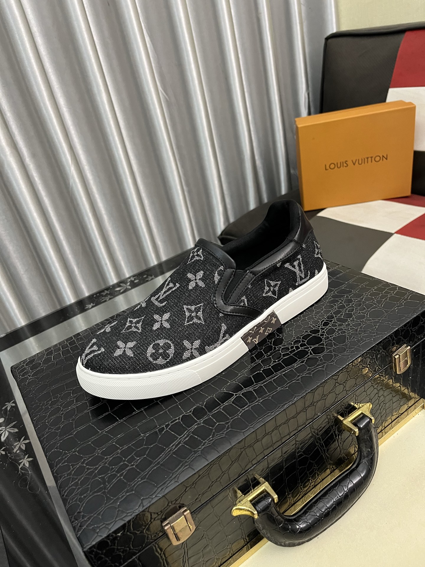 NO:346477,LV new men's high-end casual sneakers, using imported top-layer cowhide silk-print brand lougou, original ultra-light tpu outsole, wear-resistant and comfortable, Monogram lougou embellished with rubber outsole, breathable mesh inner lining, versatile and classic style!  Size38-442 colors available, louis vuitton,sneakers,cowhide19860909LV新品男士高端休闲运动鞋,选用进口头层牛皮丝印品牌lougou,原版超轻tpu大底,耐磨舒适,Monogram lougou点缀橡胶外底,透气网布内里,百搭经典款式！ Size38-442色可选,,louis vuitton,sneakers,cowhide,Men's shoes