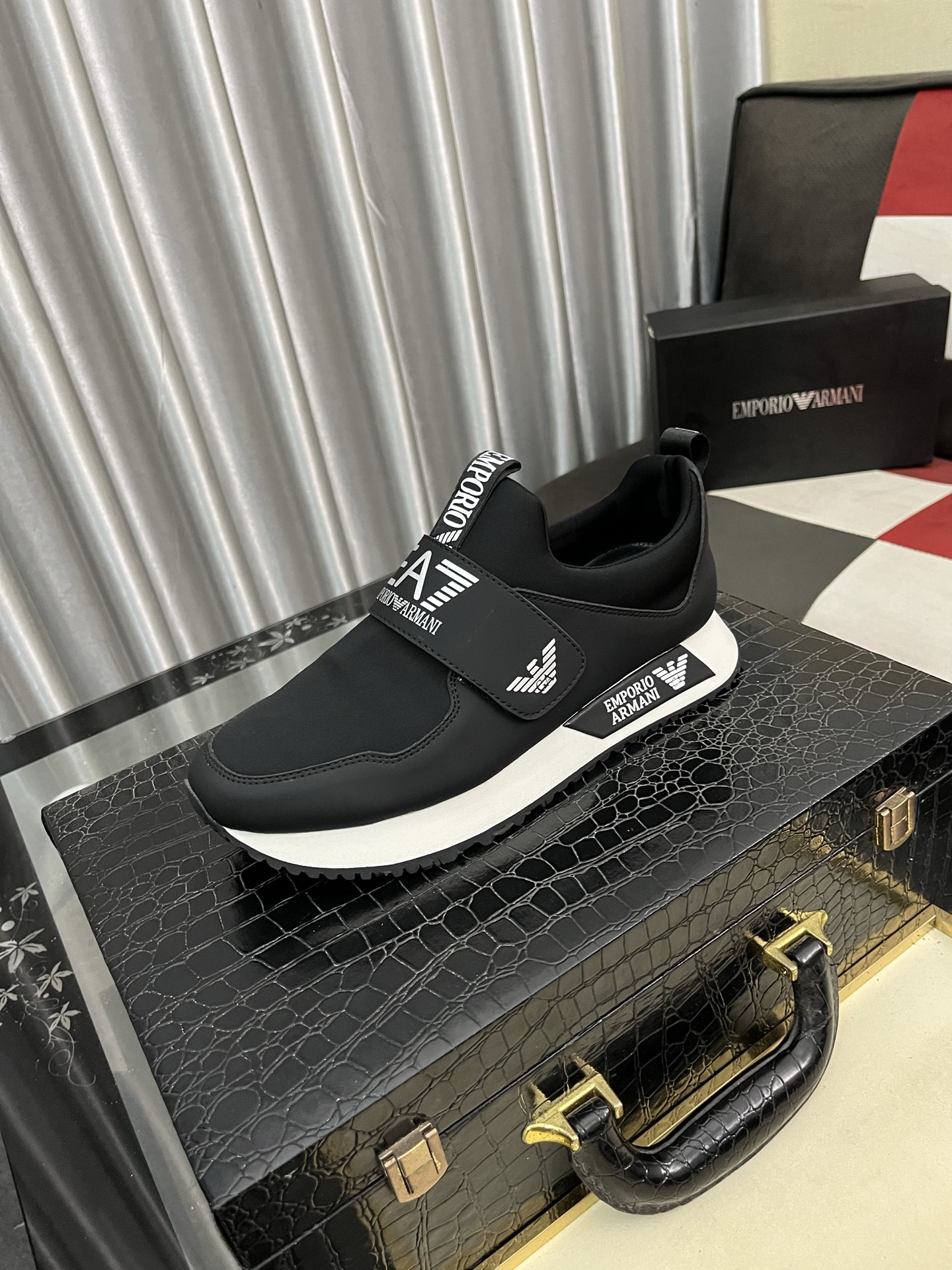 NO:347123,[Armani] Armani's latest new casual shoes are popular and popular. The same style on the official website [Dee] Original single hot model. Original factory cowhide material 11 original board cowhide inner lining, original foam sole. Body accessories are one to one mold, counter quality. Dear, you are also worried about wearing shoes, then you are your best choice!  38-442 colors available, Armani, Armani, cowhide19860909【Armani】阿玛尼最新新款休闲鞋 火爆热卖官网同款[得意]原单爆款 .原工厂牛皮材料11原板 牛皮内里,原厂发泡大底.身配件一比一开模 专柜品质 亲们你还为穿着搭配鞋发愁那这款鞋你就是你不二的选择！38-442色可选,,armani,armani,cowhide,Men's shoes