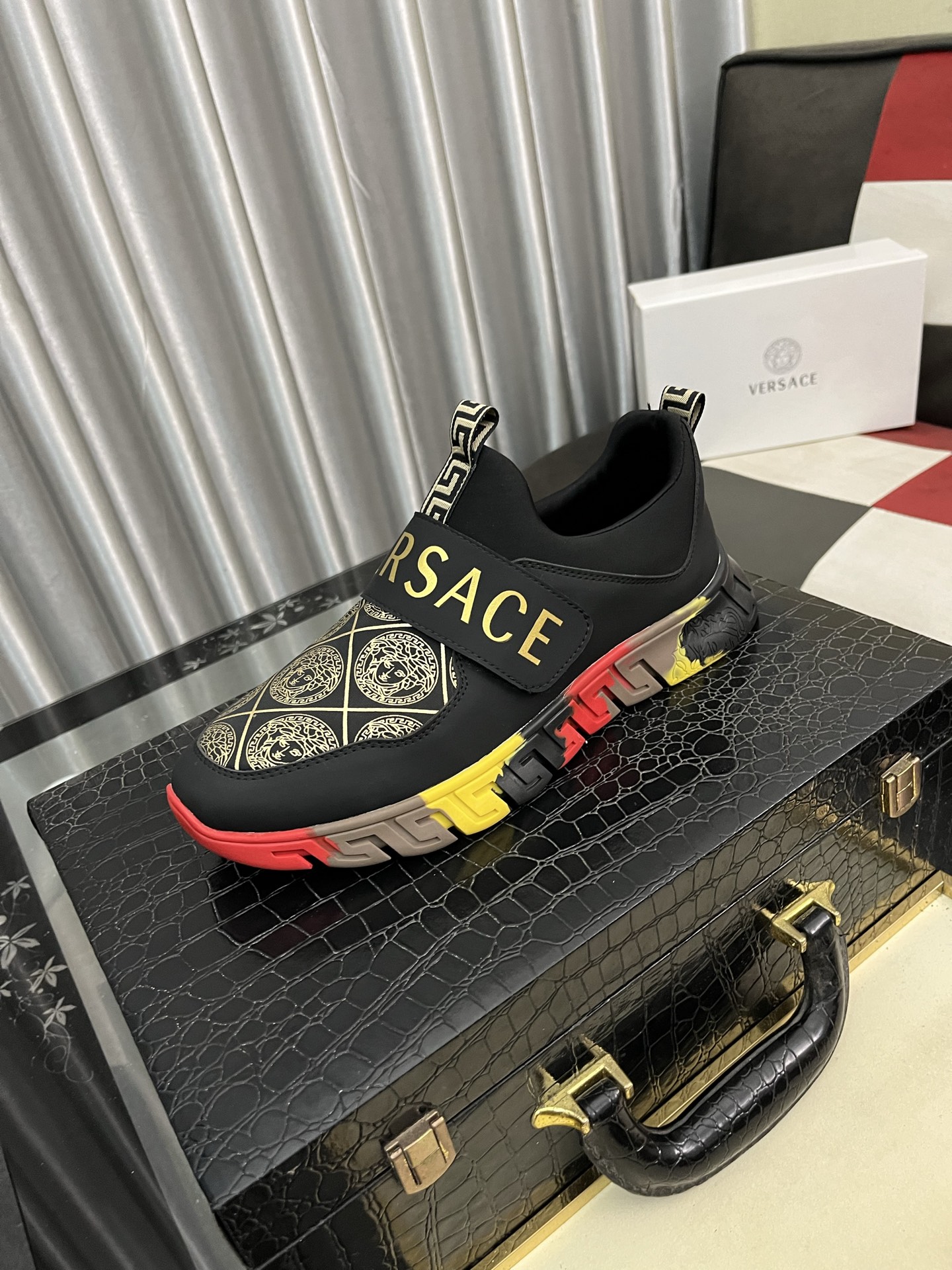 NO:347139,【versace】Versace’s latest model is carefully crafted and has aroused the whole audience!  The international brand is constantly innovating. This men's four-season casual shoes, cowhide upper sheepskin inner rubber outsole, size 38-442 colors available, versace, versace, cowhide, sheepskin19860909【versace】范思哲最新款精心打造,引爆全场！不断创新的国际品牌 此款男士四季款休闲鞋,牛皮鞋面羊皮内里橡胶大底, 码数38-442色可选,,versace,versace,cowhide,sheepskin,Men's shoes