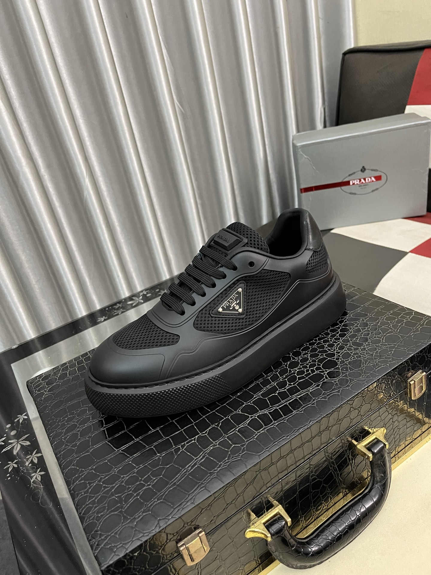NO:347157,【PRADA】Prada - High-end quality Original single casual sneakers - Imported upper Napa calfskin, lychee calfskin, branded glue-drop hollow mesh canvas, shoe body sewing brand metal fasteners - Inner water dyed cowhide - Outsole ultra-light TPU foaming·rubber; two-color molded sole - Ultra-high quality control·fine workmanship, highlighting (high-end·noble·grade) -Size 38-445 colors available,,prada,prada,sneakers,cowhide19860909【PRADA】普拉达 -高端品质 原单休闲运动鞋 -鞋面进口纳帕小牛皮、荔纹小牛皮、品牌滴胶镂空网帆布、鞋身车缝品牌金属扣件 -内里水染牛皮 -大底超轻TPU发泡·橡胶；双色成型大底 -超高品控·做工精细,凸显(高端·贵气·档次) -Size 38-445色可选,,prada,prada,sneakers,cowhide,Men's shoes