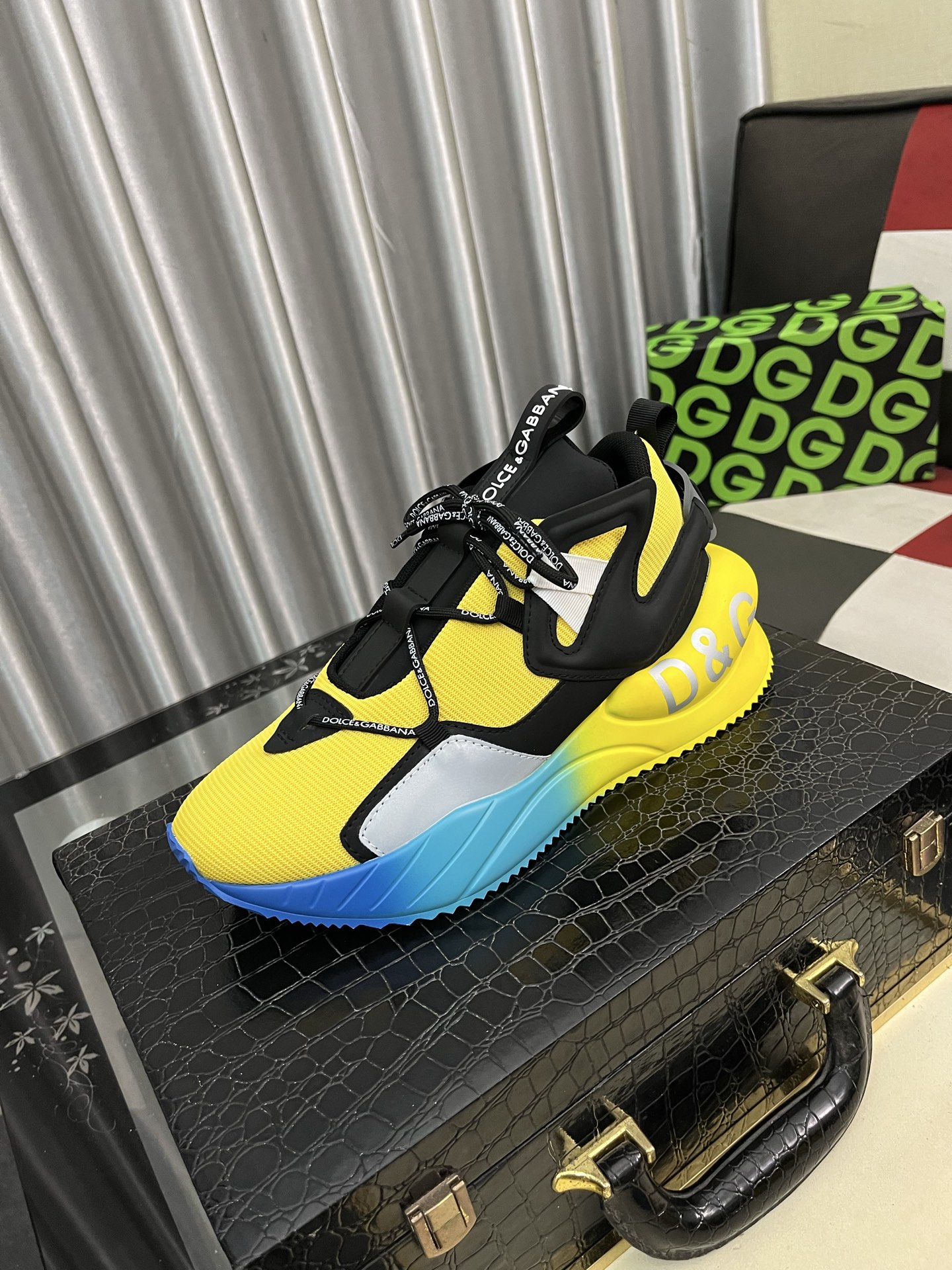 NO:350559,[DG~] Couple casual shoes are available simultaneously in 2025z cabinet. Number of sizes: 35-46# The uppers of the two colors are made of multi-material splicing mesh, which is comfortable and breathable. The original sole is comfortable and wear-resistant. The real shot is even better.19860909【DG～】情侣装休闲鞋 2025z柜同步发售 码数:35-46# 2个颜色鞋面选用多材质拼接网布内里,舒适透气,鞋底原版舒适耐磨大底,实物拍摄实物更赞,,Men's shoes
