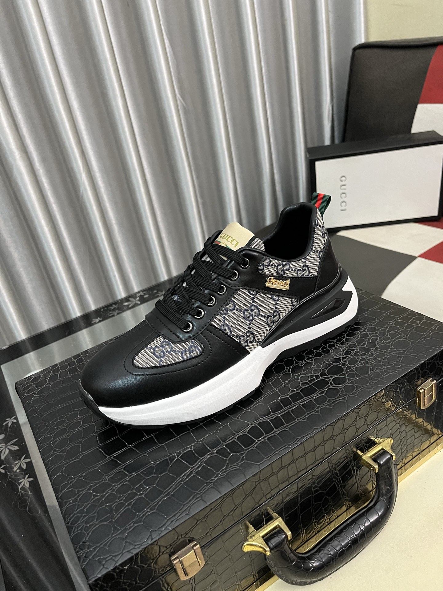 NO:347821,【GUCCI】Guqi men's casual shoes are absolutely popular and the ultimate matching item for trendy men!  The super texture and charm are unstoppable. The main style is the one with bright colors in the floral leather!  The upper is made of high-quality brand printed fabrics with cowhide, breathable leather inner footbed, wear-resistant rubber sole, noble and elegant!  Extreme comfort level, you can be as handsome as you want. 38-443 colors available, gucci, cowhide19860909【GUCCI】古奇男鞋休闲鞋绝对火爆潮男的极致搭配单品！超质感魅力挡不住,主推款,花皮色彩亮丽！鞋面选用优质品牌印花面料搭配牛皮,透气真皮内里垫脚, 耐磨橡胶底,高贵典雅！舒适度爆棚想怎么帅就怎么帅 38-443色可选,,gucci,cowhide,Men's shoes