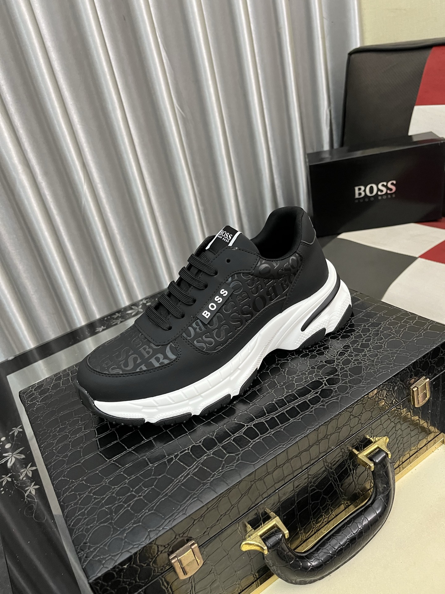 NO:348648,【BOOS】The original single-quality upper of men's casual shoes is imported calfskin, which is super breathable and comfortable, fine workmanship, high-end and atmospheric. It has a fashionable and classic shape. It has a foam transparent and wear-resistant sole, which is comfortable to wear, and deserves to have it. The number of sizes 38-443 colors available, cowhide19860909【BOOS】男鞋休闲鞋原单品质鞋面采用进口小牛皮,超透气舒适内里做工精细,高端大气.有时尚典范造型.发泡透明耐磨大底,穿着舒适,值得拥有.码数38–443色可选,,cowhide,Men's shoes