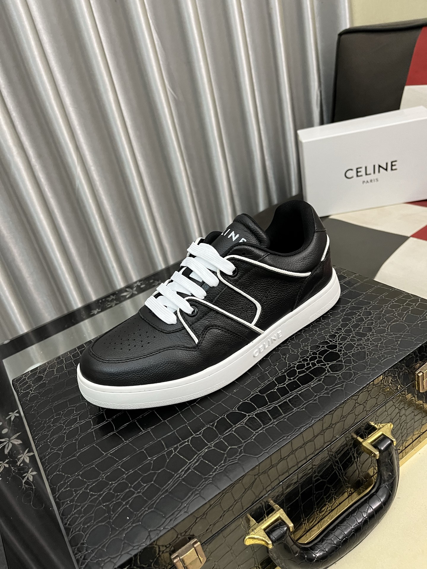 NO:348666,CELINE Low-Bang cowhide leather lace-up sneakers; fashionable, relaxed and advanced, you can hold it on both commuting and traveling!  The same style of the star @ fashionable, versatile and comfortable, excellent original engraving replica!  Fabric cowhide, inner breathable mesh, natural rubber outsole, 38-442 colors available, celine, celine, sneakers, cowhide19860909CELINE赛琳 低邦牛皮革系带运动鞋；时尚轻松又高级,无论是通勤还是出游统统都Hold住！明星同款@时尚百搭舒适度极佳原板刻复！面料牛皮,内里透气网格,天然橡胶大底, 码数38-442色可选,,celine,celine,sneakers,cowhide,Men's shoes