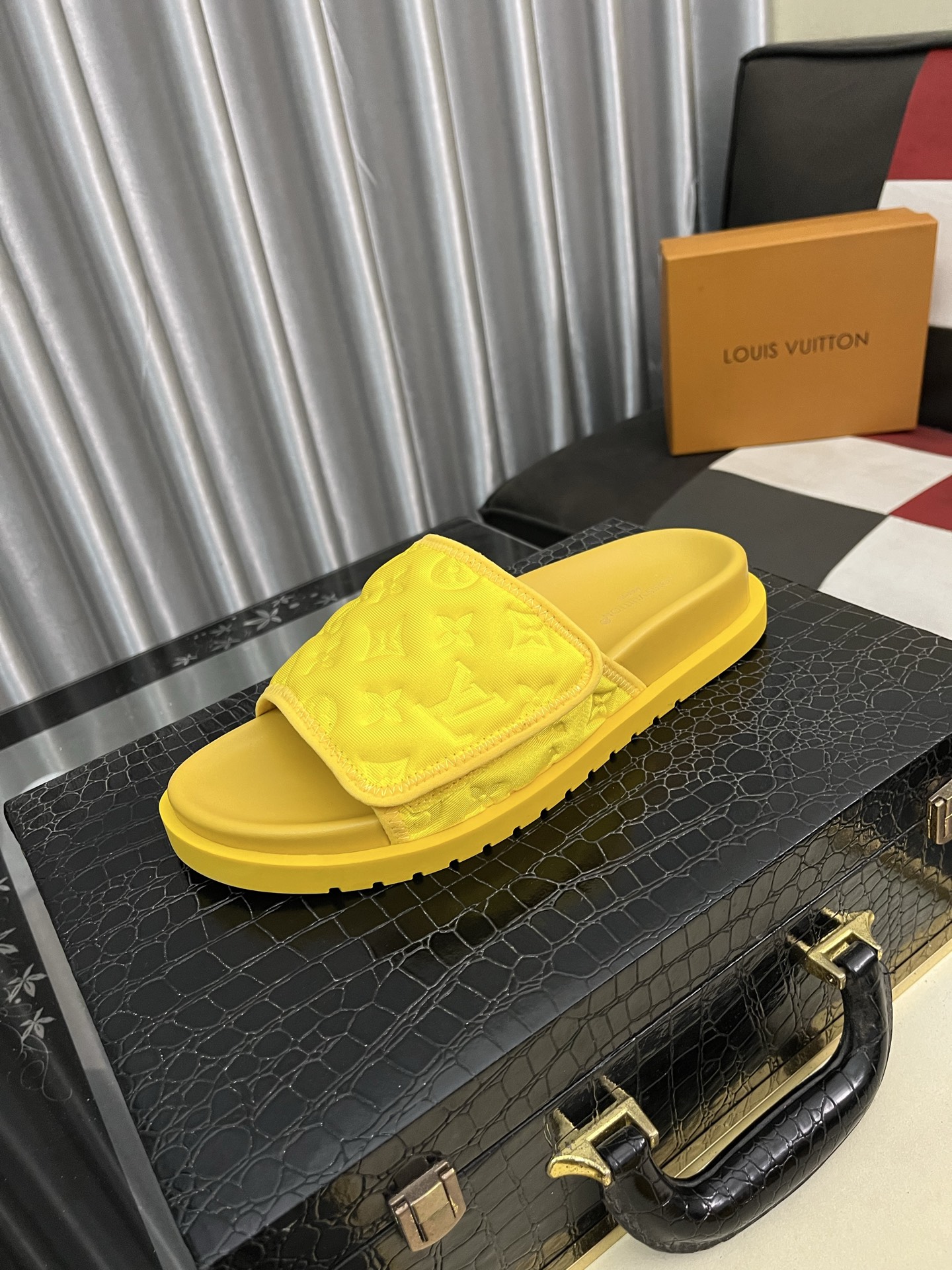 NO:349685,[Louis Vuitton LV slippers] (high-end cowhide) counter 11 fashion style is a must-have in summer!  The designer used LV's iconic outsole, which immediately made the originally simple slippers look very fashionable!  The upper is made of flexible special cowhide belts, and the workmanship is exquisite!  A must-have for handsome men in summer, digits 38-44, louis vuitton,louis vuitton,slippers,cowhide19860909【路易威登LV拖鞋】（高端牛皮)专柜11时尚风范 夏季必备！设计师运用了LV 标志性的大底.使得原本简单的拖鞋立刻变得潮范十足！鞋面采用柔韧的专用牛皮带相间搭配,做工考究！型男过夏天必备,码数 38-44,,louis vuitton,louis vuitton,slippers,cowhide,Men's shoes