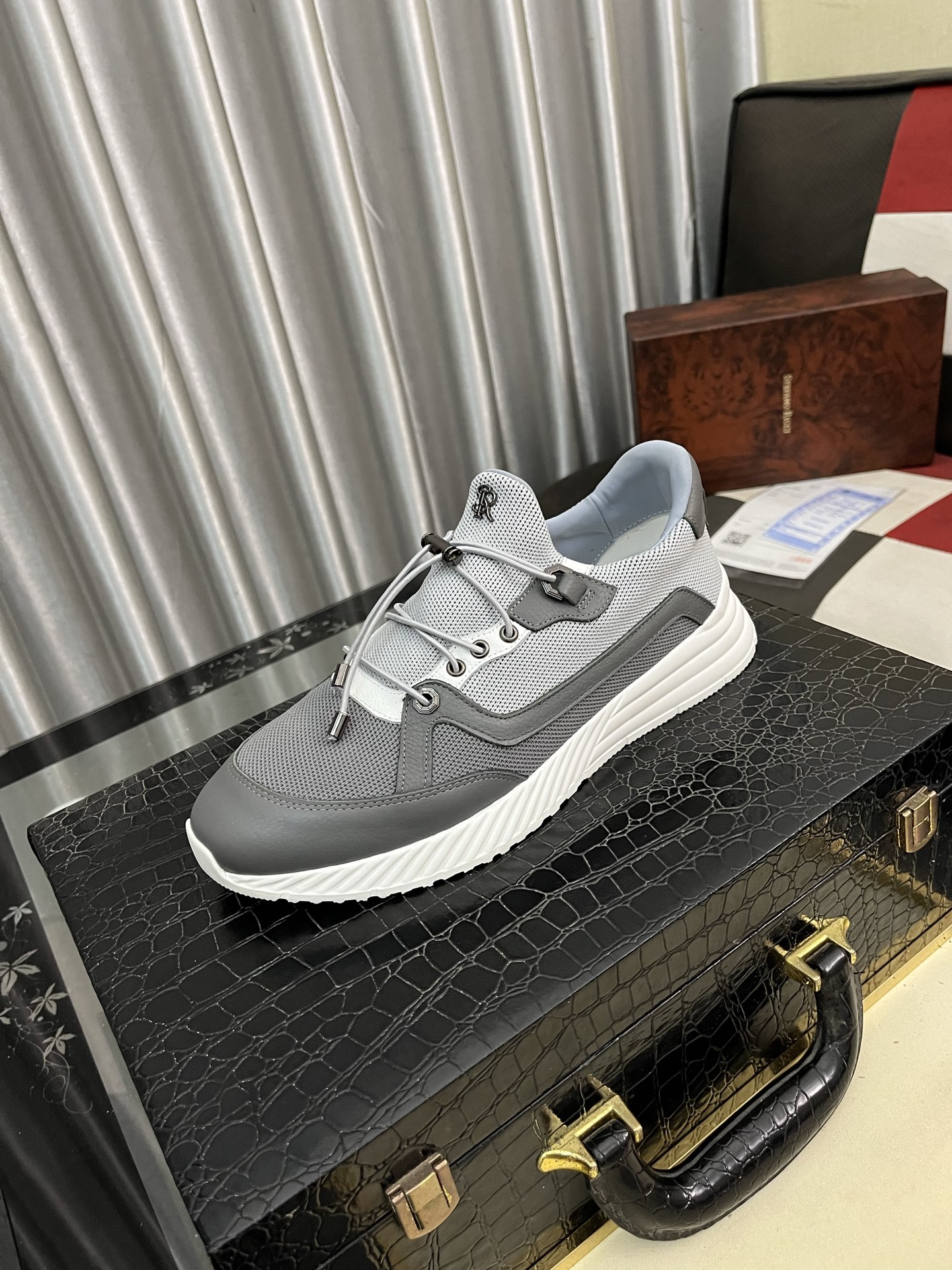 NO:349699,Stefano Ricci Stephen's high-end luxury brand, men's casual sneakers, original cowhide, high-end and delicate texture, full calfskin fabric inside, soft skin, simple and not simple, full of retro feel, I like it more and more time!  38-44 5 colors available, Sneakers, cowhide19860909Stefano Ricci 史蒂芬高端奢侈品牌,男士休闲运动鞋,原版牛皮,质感高端细腻,内里全小牛皮面料,贴肤柔软,简约不简单,复古感十足,越穿越喜欢！38-44 5色可选,,sneakers,cowhide,Men's shoes