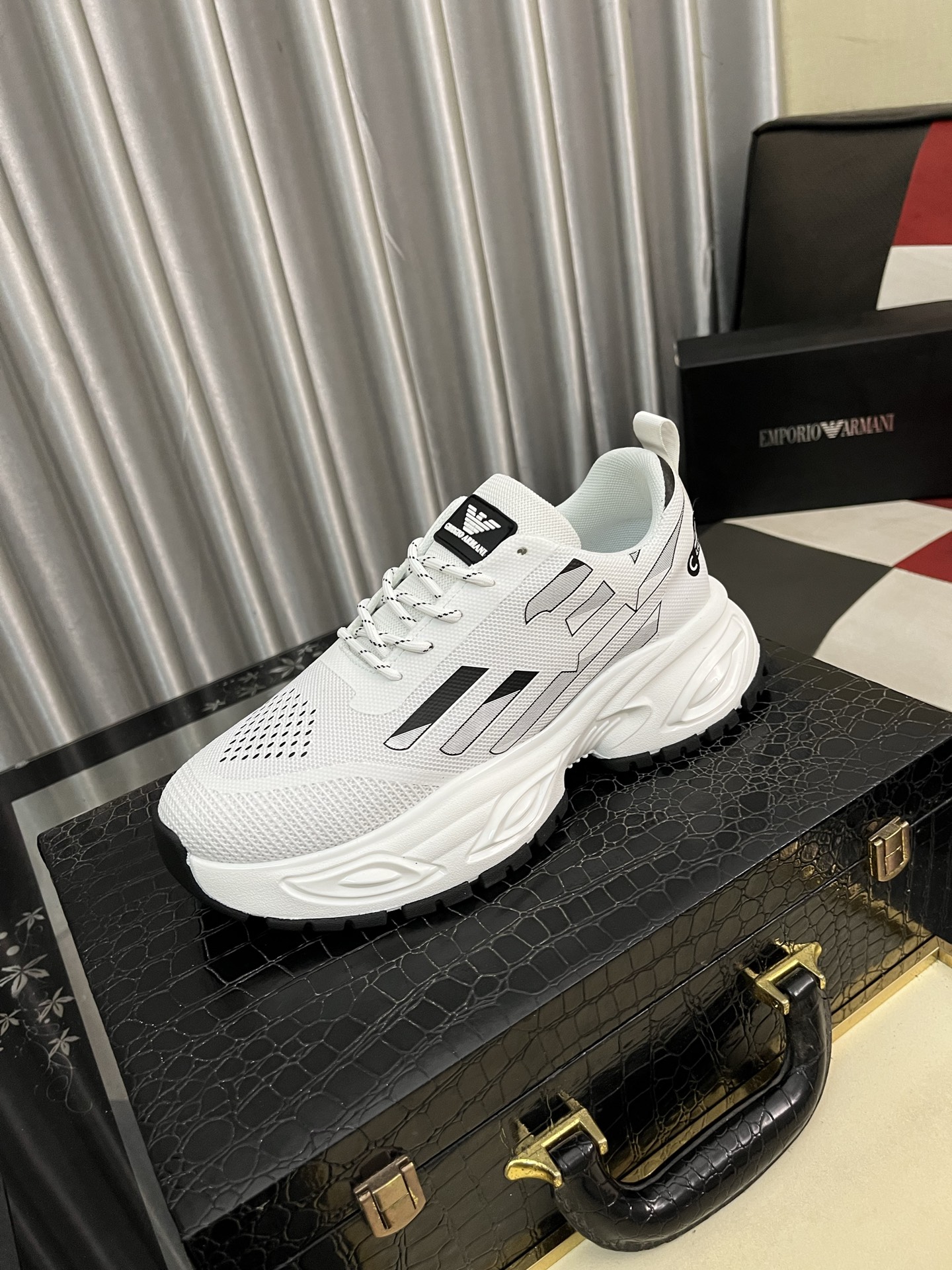 NO:349732,Armani original single quality. ~ Unique modern style sneakers. A must-have for casual shoes for men. Italian imported original brand, imported original leather, sheep lining (refuse to remove and polish the feet) soles are originally specially supplied with original soles, French lazy style design, foot fitting on the original single quality, super comfortable original soles. Just like the real thing is more beautiful, high-quality shoes with sizes of 38-442 colors available, armani, sneakers19860909阿玛尼 原单品质.～ 独特现代风运动鞋.休闲鞋潮男必备款 意大利进口原版品牌,进口原版皮,羊里（拒绝脱色磨脚）鞋底原厂特供原版底,法国懒人风格设计 贴脚 在贴原单品质 超舒服原版底 .就好像实物拍摄实物更赞 ,高品质板鞋码数38-442色可选,,armani,sneakers,Men's shoes