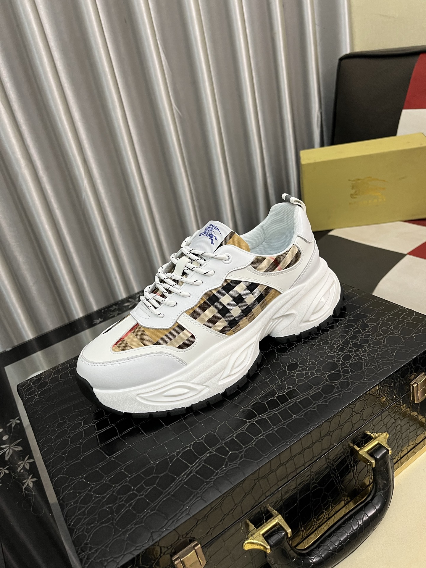 NO:349749,【Burberry】New style of casual shoes!  The calm and elegant taste begins the journey of fashionable shoes calmly dealing with various occasions!  The momentum of the big brand is self-evident!  Comfortable and atmospheric!  Imported cowhide with printed fabric on the upper, sheepskin footbed, rubber wear-resistant sole, a fashion essential!  ,Code number 38-442 colors available, burberry, cowhide, sheepskin19860909【巴宝莉】休闲鞋新款爆款！沉稳内涵儒雅的品味无法言喻的开启时尚鞋履的旅程从容应对各种场合！大牌的气势不言而明！上脚舒适大气！鞋面进口牛皮搭配印花面料,羊皮垫脚,橡胶耐磨大底,时尚必备！,码数38-442色可选,,burberry,cowhide,sheepskin,Men's shoes