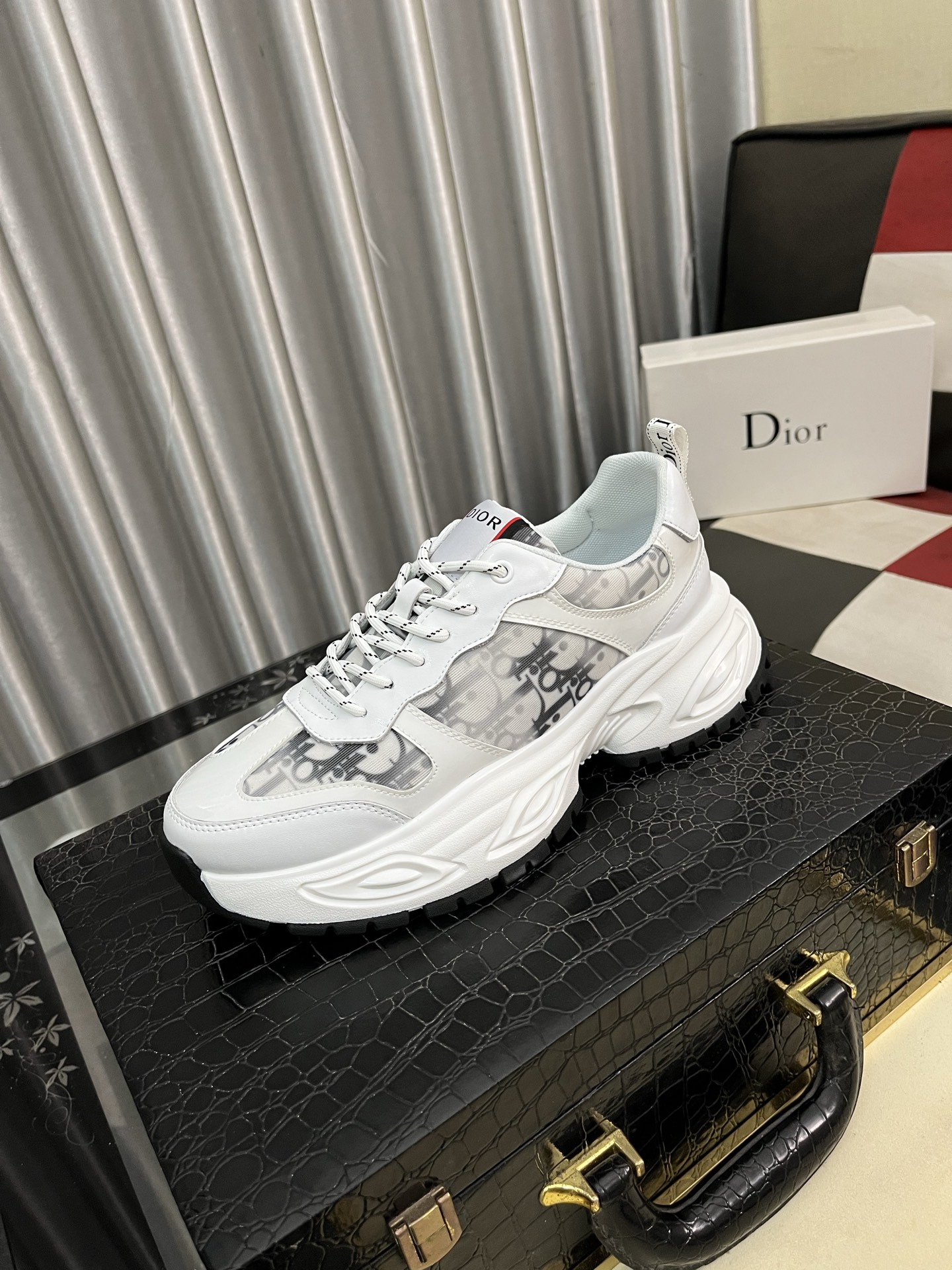 NO:349763,Dior new low-top casual sneakers, with breathable mesh, the shoe mouth has the brand's signature details, which enhance the style. It is fashionable and versatile, which can add luster to various styles. It creates a unique dynamic and modern exquisite design. This new essential shoe adds new colors to Dior's collection and inheritance, showing modern and elegant style. Men's shoes 38-44 2 colors available, dior, dior, sneakers19860909Dior迪奥新款 低帮休闲运动鞋,采用透气网布,鞋口带有品牌标志性细节,提升格调.时尚百搭,可为各式造型增光添彩.塑造独具动感活力与摩登气息的精致设计,这款全新必备鞋履为迪奥的典藏传承再赋新彩,尽显现代优雅格调.男鞋38-44 2色可选,,dior,dior,sneakers,Men's shoes