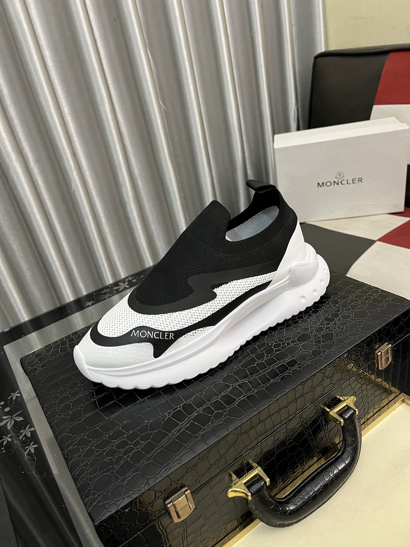 NO:350363,【MONCLER】The same style as the cover, the official website, high-quality men's shoes, customized material, calfskin, mesh breathable inner leather insole, original mold-opening anti-slip outsole style, men's casual sneakers, lace-up men's shoes series, European and American trendy style, random matching, comfortable foot feeling, standard size men's size 38-46,, Moncler, sneakers, cowhide19860909【MONCLER】蒙口、官网同款 高品质男鞋 材料定制小牛皮 网布透气内里真皮鞋垫 原版开模防滑大底款式类型男士休闲运动鞋 系带款男鞋系列 欧美潮流风格 随意搭配 脚感舒适、标准码男码38-46,,Moncler,sneakers,cowhide,Men's shoes