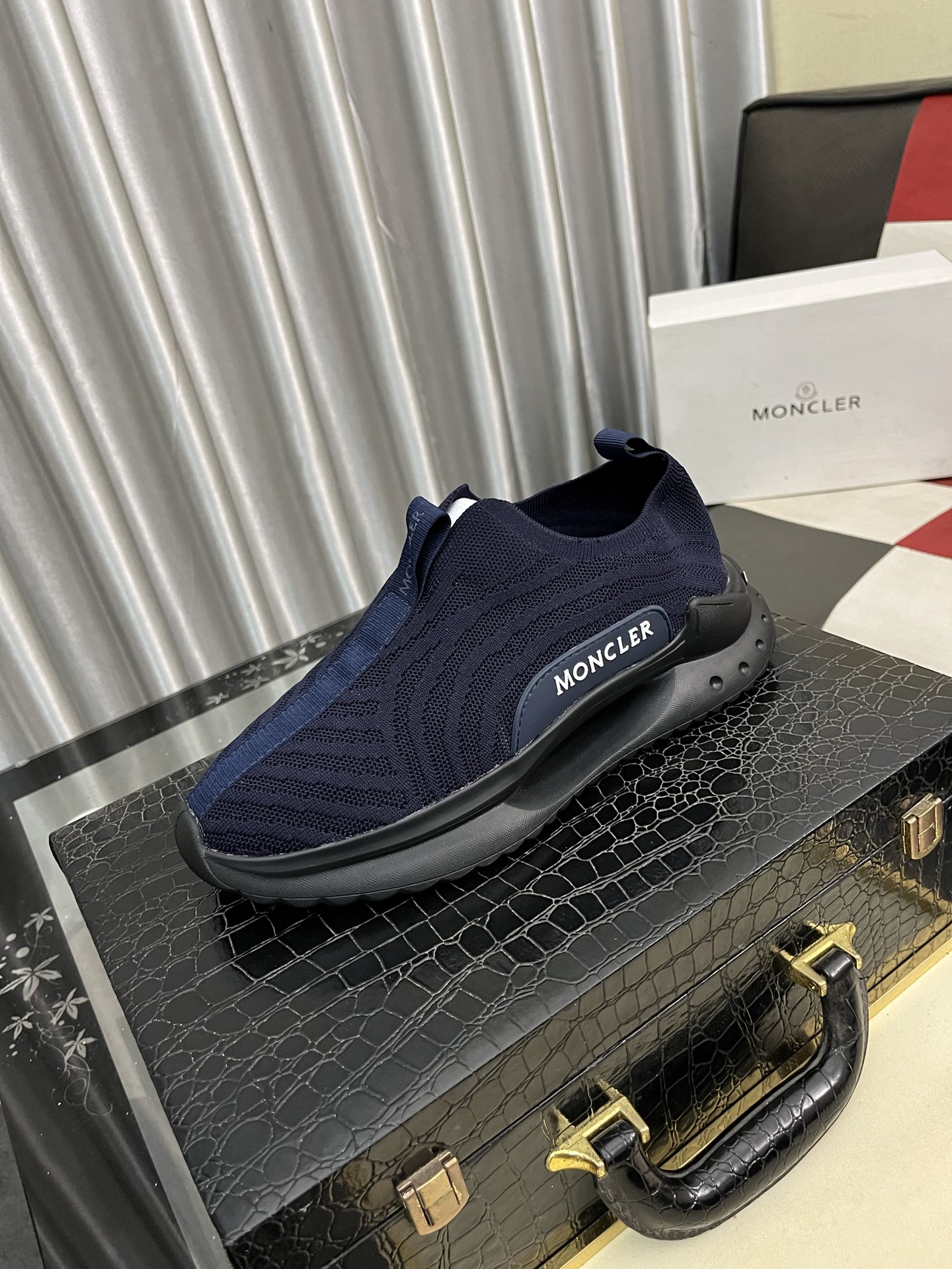 NO:350381,【MONCLER】The same style as the mouth cover, the official website, high-quality men's shoes, customized material, calfskin, mesh breathable inner leather insole, original mold-opening anti-slip outsole style, men's casual sneakers, lace-up men's shoes series, European and American trendy style, random matching, comfortable foot feeling, standard size men's size 38-464 color selection,, Moncler, sneakers, cowhide,19860909【MONCLER】蒙口、官网同款 高品质男鞋 材料定制小牛皮 网布透气内里真皮鞋垫 原版开模防滑大底款式类型男士休闲运动鞋 系带款男鞋系列 欧美潮流风格 随意搭配 脚感舒适、标准码男码38-464色选,,Moncler,sneakers,cowhide,Men's shoes