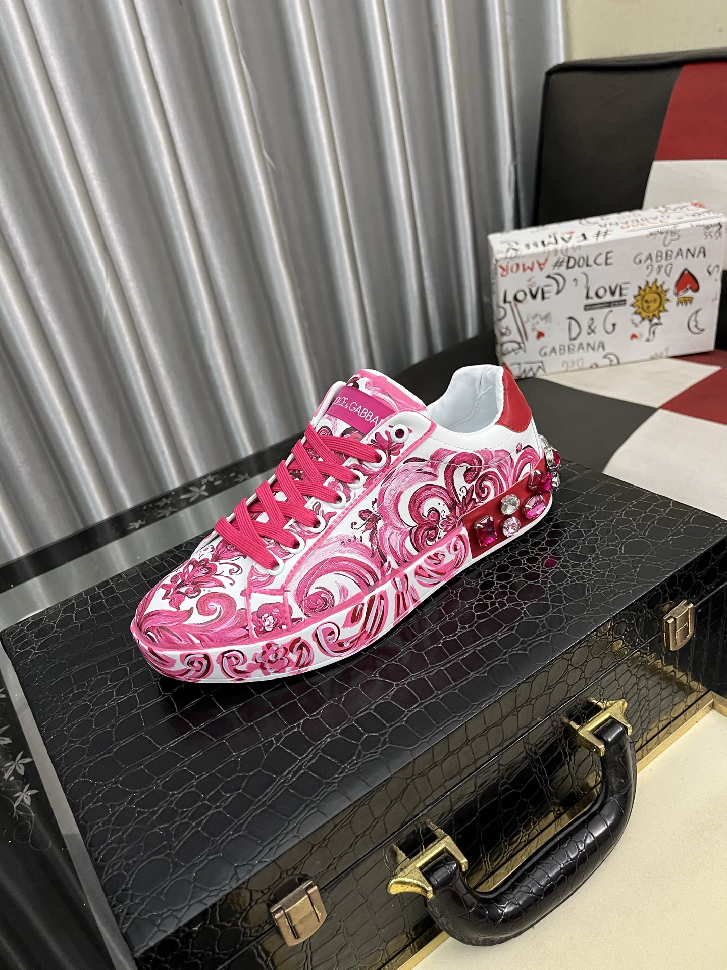 NO:350401,Dolce & Gabbana/DG Heavy Industry Series, the new casual and fashionable shoes have a simple and atmospheric style, fashionable and generous. The original breathable cotton cloth + hand-painted craftsmanship, comfortable breathable inner. Exquisite and luxurious, super A-level!  The style comparison counter is genuine, Size35-462 color selection, Dolce&Gabbana19860909Dolce＆Gabbana/DG重工系列,新款休闲时尚鞋版型简洁大气,时尚专属时尚又大方.原版透气绵布+手绘工艺,舒适的透气内里.精致奢华,超A级别！版型对比专柜正品,丝毫不差Size35-462色选,,Dolce&Gabbana,Men's shoes