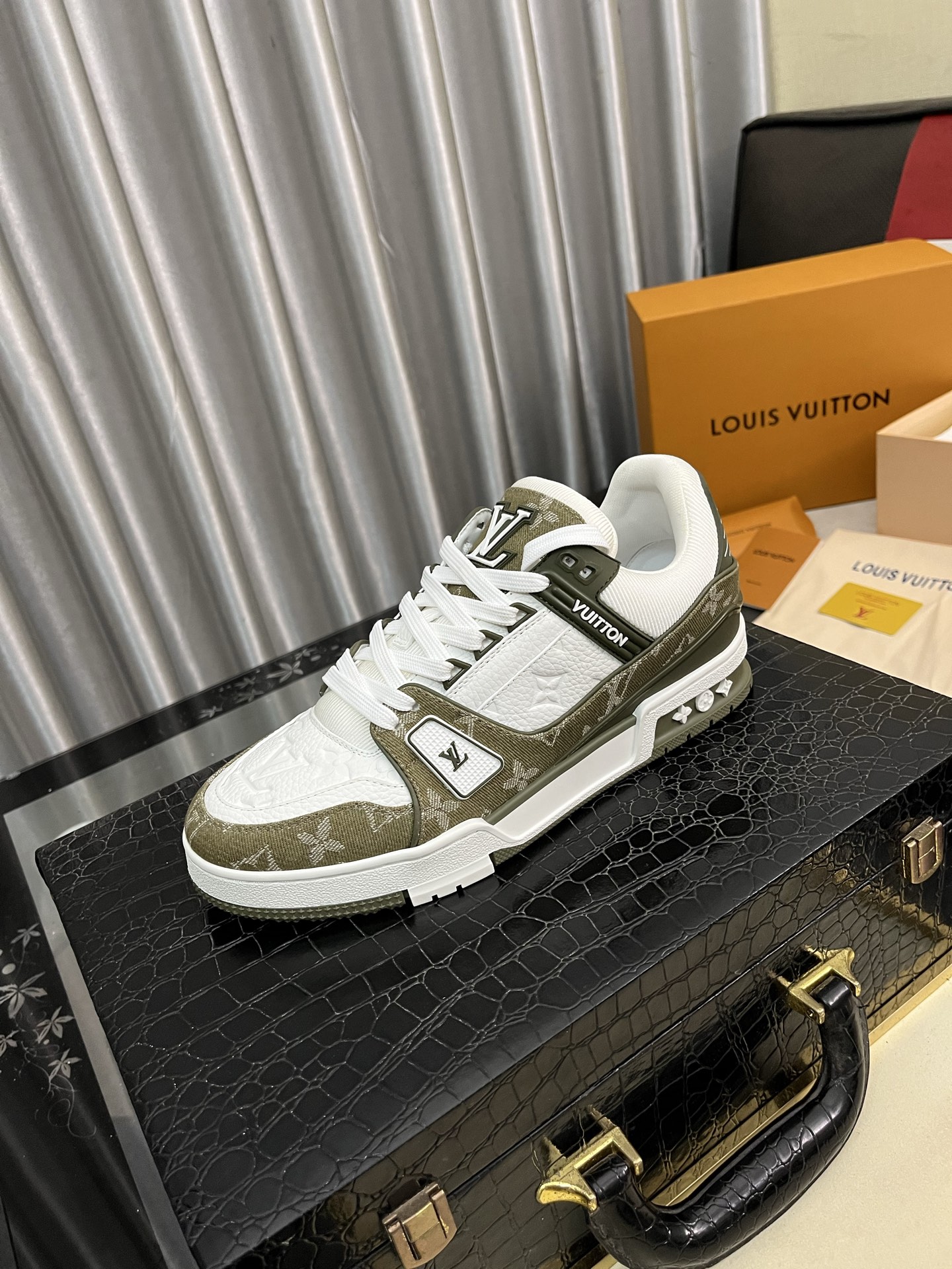 NO:350420,【LOUIS VUITTON) (Original) New LV Louis Vuitton * - Top version of LV classic trendy shoes!  Use imported original cowhide with water-dyed cowhide inner lining. Original wear-resistant rubber combination bottom!  High-quality quality!  A variety of colors are available, code count 38-44 (45 46 customized), louis vuitton, louis vuitton, louis vuitton, cowhide19860909【LOUIS VUITTON）（原单）新款LV路易威登 *——顶级版本 LV经典潮鞋！选用进口原版牛皮 水染牛皮内里.原版耐磨橡胶组合大底！高品质精品！多款颜色可选,码数38-44（45 46定制）,,louis vuitton,louis vuitton,louis vuitton,cowhide,Men's shoes