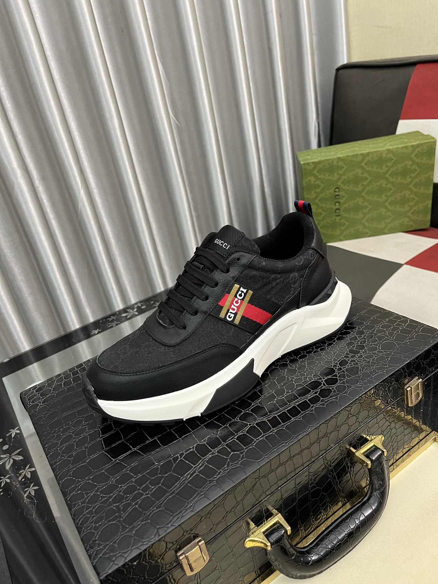 NO:351585,【GUCCI】Guqi men's casual shoes are absolutely popular and the ultimate matching item for trendy men!  The super texture and charm are unstoppable. The main style is the one with bright colors in the floral leather!  The upper is made of high-quality brand printed fabrics with cowhide, breathable leather inner footbed, wear-resistant rubber sole, noble and elegant!  Extreme comfort level, you can be as handsome as you want. 38-445 colors available, gucci, cowhide19860909【GUCCI】古奇男鞋休闲鞋绝对火爆潮男的极致搭配单品！超质感魅力挡不住,主推款,花皮色彩亮丽！鞋面选用优质品牌印花面料搭配牛皮,透气真皮内里垫脚, 耐磨橡胶底,高贵典雅！舒适度爆棚想怎么帅就怎么帅 38-445色可选,,gucci,cowhide,Men's shoes