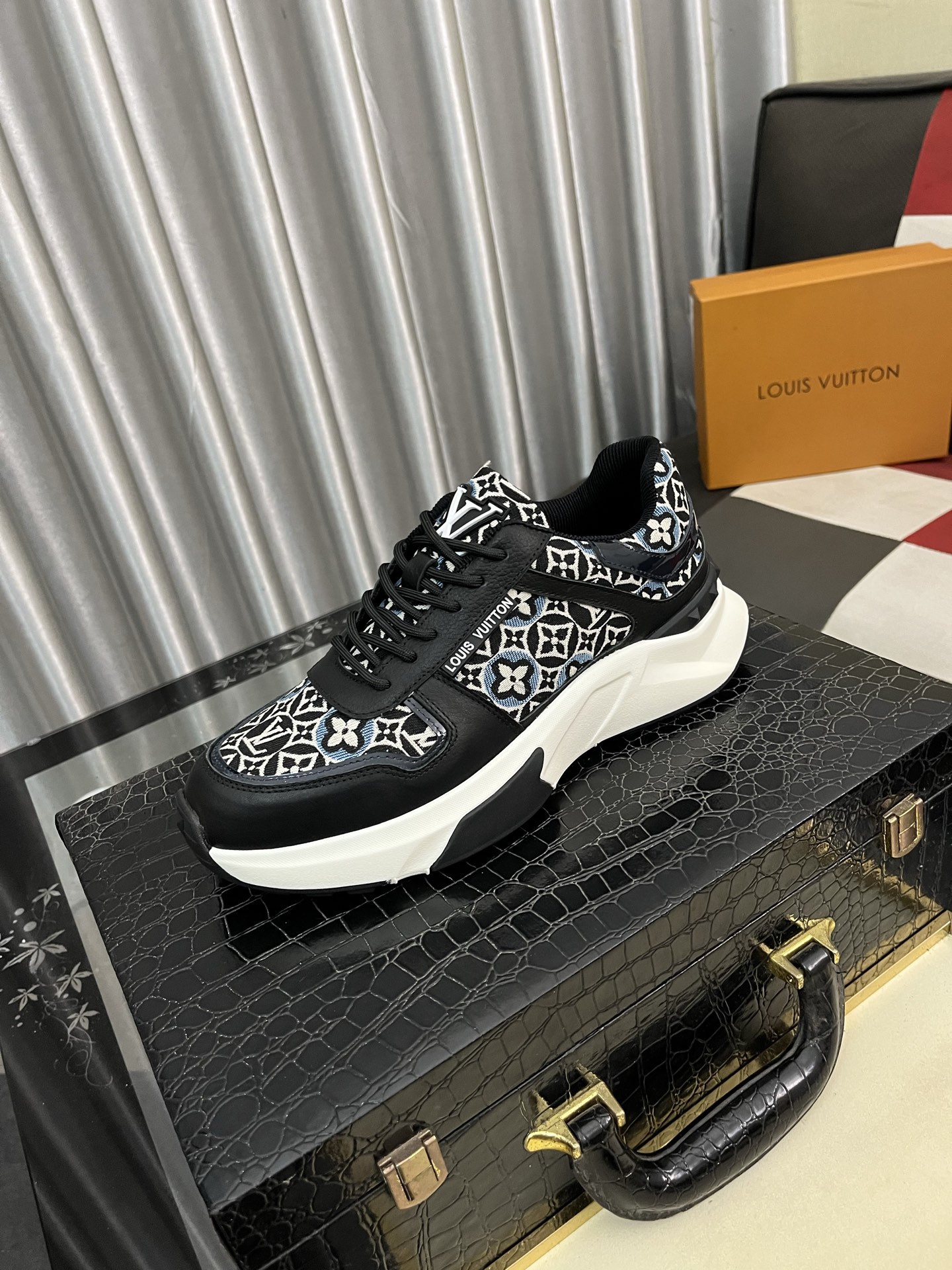 NO:351604,【LOUlS VUlTTON】 Louis Vuitton ~ Unique casual style. LV counter purchasing casual shoes for men's counters are available simultaneously, Italian imported brands select top layer Italian cowhide. Sheepskin inner lining (refuse to remove and grind feet) soles are original special for original soles. The original soles are even more favorable. Number 38-444 color selection, louis vuitton, louis vuitton, cowhide, sheepskin19860909【LOUlS VUlTTON】路易威登～独特现休闲风.LV专柜代购休闲鞋 男士专柜同步发售,意大利进口品牌精选头层意大利牛皮.羊皮内里（拒绝脱色磨脚）鞋底原厂特供原版底实物更赞 码数38-444色选,,louis vuitton,louis vuitton,cowhide,sheepskin,Men's shoes