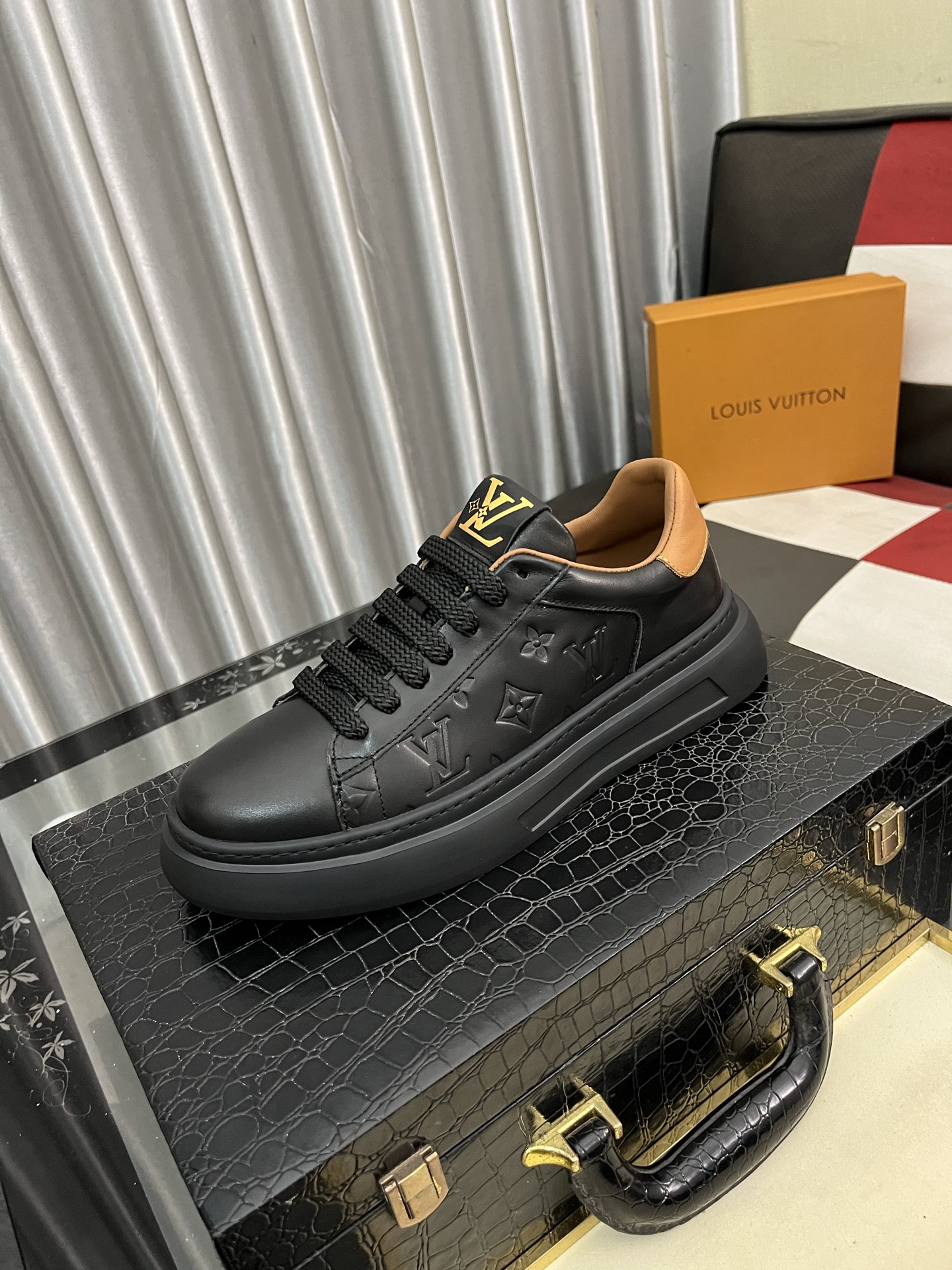 NO:352288,【LOUlS VUlTTON】 Louis Vuitton ~ Unique modern sports shoes. LV counter purchasing casual shoes for men 2025 counters are available simultaneously, Italian imported original brand selected first layer soft cowhide. Special material sheepskin inner size 38-442 colors available, louis vuitton, louis vuitton, sneakers, cowhide, sheepskin19860909【LOUlS VUlTTON】路易威登～独特现风运动鞋.LV专柜代购休闲鞋 男士2025专柜同步发售,意大利进口原版品牌精选头层柔软牛皮.特殊材质 羊皮内里 码数38-442色可选,,louis vuitton,louis vuitton,sneakers,cowhide,sheepskin,Men's shoes