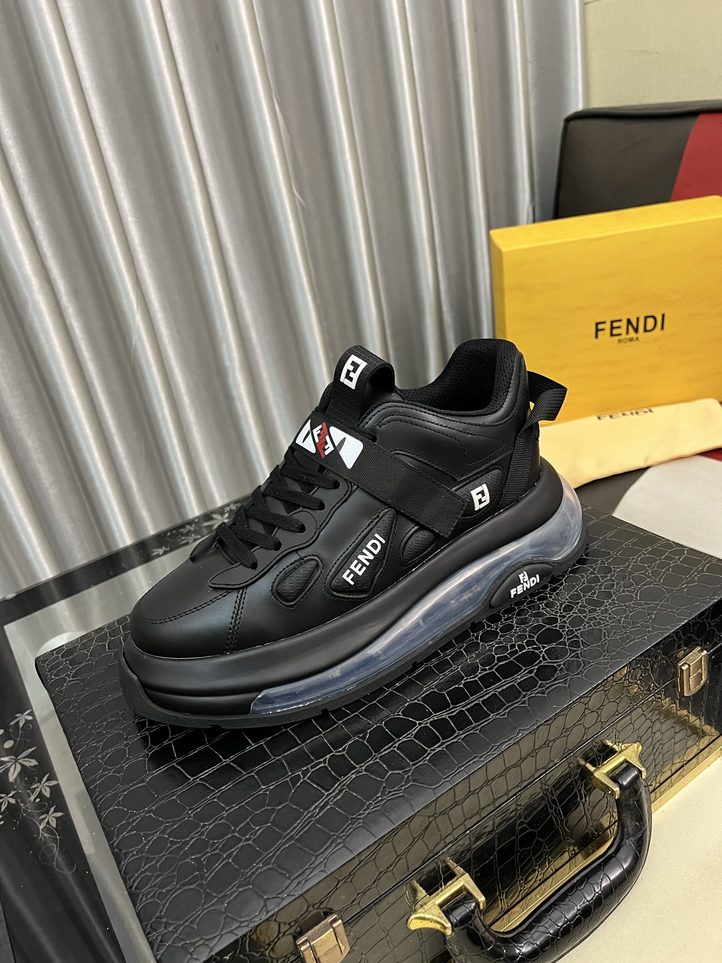 NO:352314,【fendi】Fendi classic comfortable men, this complex sneaker is made of soft calf leather genuine leather inner original ultralight rubber rough-grained sole. This unique and light style is suitable for the casual and exquisite sensibility of this season. It is comfortable and natural to wear. It is casual and traveling everyday in autumn and winter!  38-442 colors available, fendi, fendi, sneakers, cowhide19860909【fendi】芬迪经典舒适男士,这款复杂的运动鞋是由柔软的小牛皮真皮内里原版超轻橡胶材质粗纹大底 这种独特的轻薄风格适合这个季节的随意而精致的感性,上脚舒适自然 秋冬休闲出行日常款！38-442色可选,,fendi,fendi,sneakers,cowhide,Men's shoes