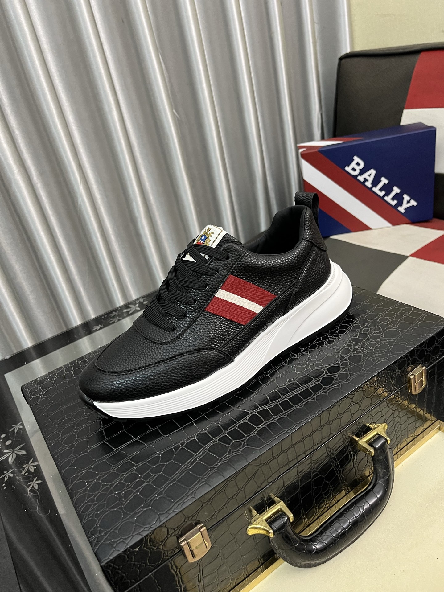 NO:352873,BALLY/Bali New leather casual sneakers for men!  Made of imported calfskin, paired with classic rubber soles, this sneaker incorporates a modern atmosphere into the timeless design. Sheepskin inside is comfortable and fashionable!  Packed with original box!  Size38-444 colors available, ballly, sneakers, cowhide, sheepskin19860909BALLY/巴利 男士新款皮革休闲运动鞋！这款运动鞋采用进口小牛皮制成,搭配经典橡胶鞋底,在永恒的设计中融入现代气息.内里羊皮 上脚舒适,时尚洋气！配原盒包装！ Size38-444色可选,,bally,sneakers,cowhide,sheepskin,Men's shoes