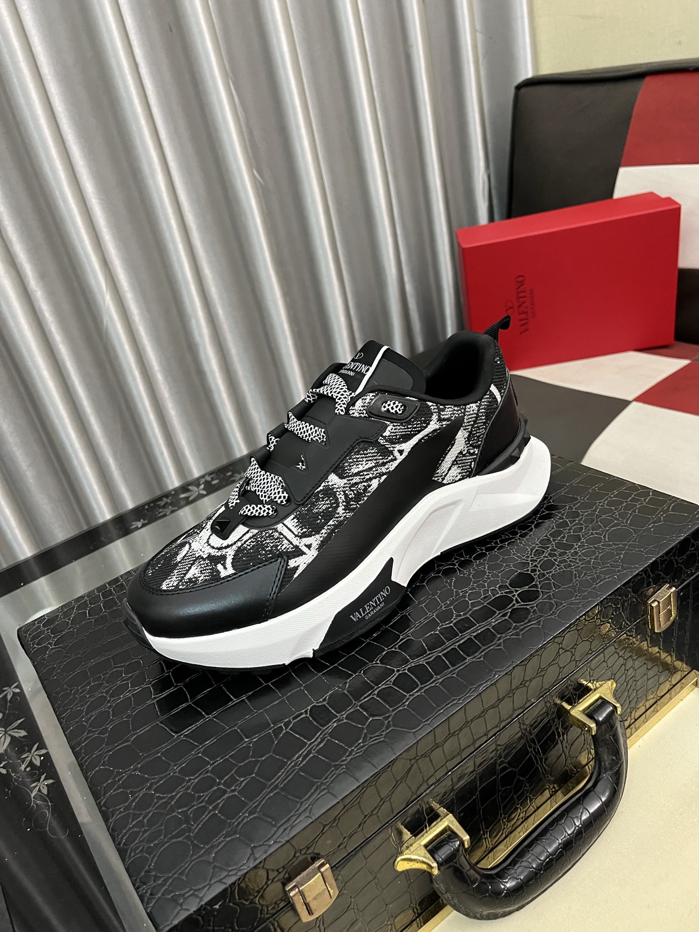 NO:352889,[Valentino] The new sneakers have been successfully tested and created a perfect version. The classic superb splicing technology instantly became a handsome man. The original cowhide fabric imported from Italy is breathable and comfortable. The original sole is specially supplied with original sole and is super comfortable. The original order is high quality, and you can enter and exit the counter at will. Welcome to compare the counter and synchronize, and the number of codes is 38-44, valentino, sneakers, cowhide19860909【华伦天奴】 运动鞋新品经反复试验终打造出完美版本,经典的高超拼接工艺技术瞬间成为高富帅,意大利进口原版牛皮面料,透气舒适内里 鞋底原厂特供原版底超级舒适,原厂跟单货 高品质,可随意进出专柜,欢迎对比专柜同步,码数 38-44,,valentino,sneakers,cowhide,Men's shoes