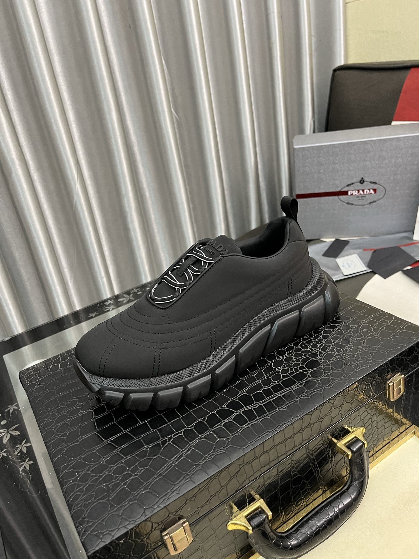 NO:352907,【PRADA】Prada - High-end quality Original single casual sneakers - Imported upper Napa calfskin, lychee calfskin, branded glue-drop hollow mesh canvas, shoe body sewing brand metal fasteners - Inner water dyed cowhide - Outsole ultra-light TPU foaming·rubber; two-color molded sole - Ultra-high quality control·fine workmanship, highlighting (high-end·noble·grade) -Size 38-445 colors available,,prada,prada,sneakers,cowhide19860909【PRADA】普拉达 -高端品质 原单休闲运动鞋 -鞋面进口纳帕小牛皮、荔纹小牛皮、品牌滴胶镂空网帆布、鞋身车缝品牌金属扣件 -内里水染牛皮 -大底超轻TPU发泡·橡胶；双色成型大底 -超高品控·做工精细,凸显(高端·贵气·档次) -Size 38-445色可选,,prada,prada,sneakers,cowhide,Men's shoes