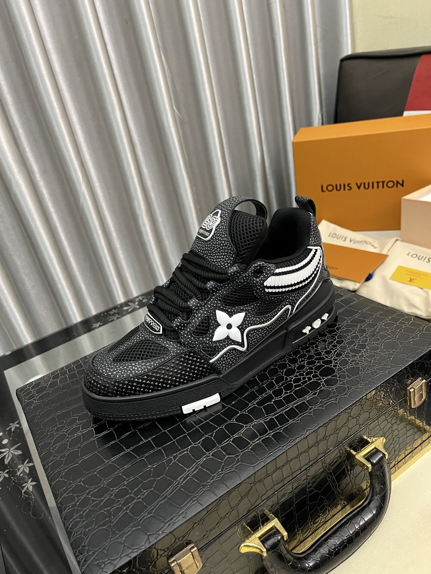 NO:352920,【LOUIS VUITTON) (Original) New LV Louis Vuitton * - Top version of LV classic trendy shoes!  Use imported original cowhide with water-dyed cowhide inner lining. Original wear-resistant rubber combination bottom!  High-quality quality!  A variety of colors are available, code count 38-44 (45 46 customized), louis vuitton, louis vuitton, louis vuitton, cowhide19860909【LOUIS VUITTON）（原单）新款LV路易威登 *——顶级版本 LV经典潮鞋！选用进口原版牛皮 水染牛皮内里.原版耐磨橡胶组合大底！高品质精品！多款颜色可选,码数38-44（45 46定制）,,louis vuitton,louis vuitton,louis vuitton,cowhide,Men's shoes