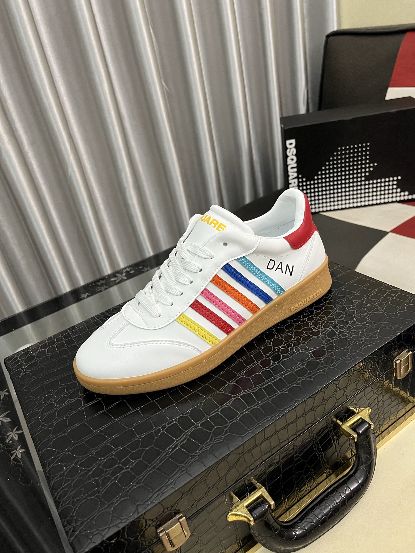 NO:352935,【D2～】Men's casual shoes 2025z cabinets are available simultaneously. Size: 38-46# 1 color upper is made of multi-material spliced ​​leather inner lining, comfortable and breathable, original sole is comfortable and wear-resistant, and the real shot is even better.19860909【D2～】男士休闲鞋 2025z柜同步发售 码数:38-46# 1个颜色鞋面选用多材质拼接真皮内里,舒适透气,鞋底原版舒适耐磨大底,实物拍摄实物更赞,,Men's shoes